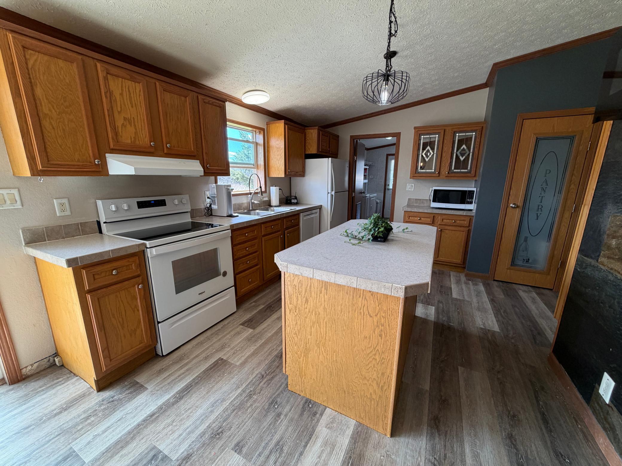 2004 single family home for sale at 58296 County Road 12 in Warroad, MN — 3 bed, 2 bath (photo 5 of 42)