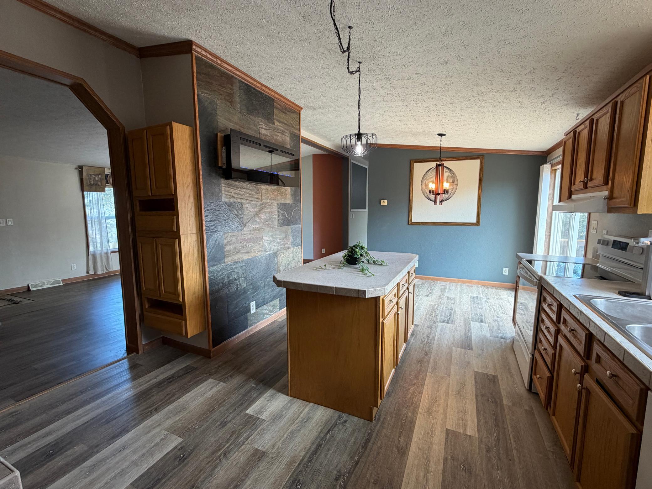 2004 single family home for sale at 58296 County Road 12 in Warroad, MN — 3 bed, 2 bath (photo 7 of 42)