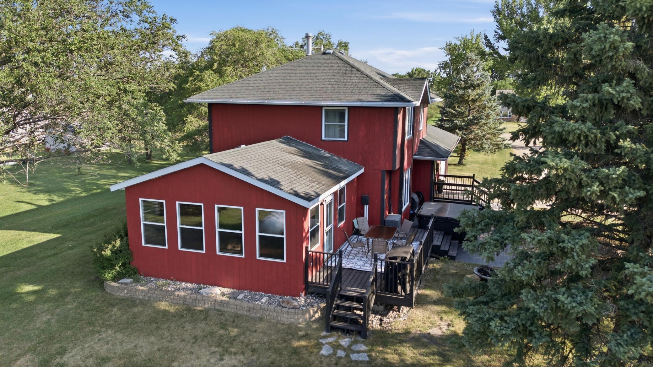 1979 single family home for sale at 14237 30th Avenue S in Glyndon, MN — 3 bed, 3 bath (photo 2 of 48)