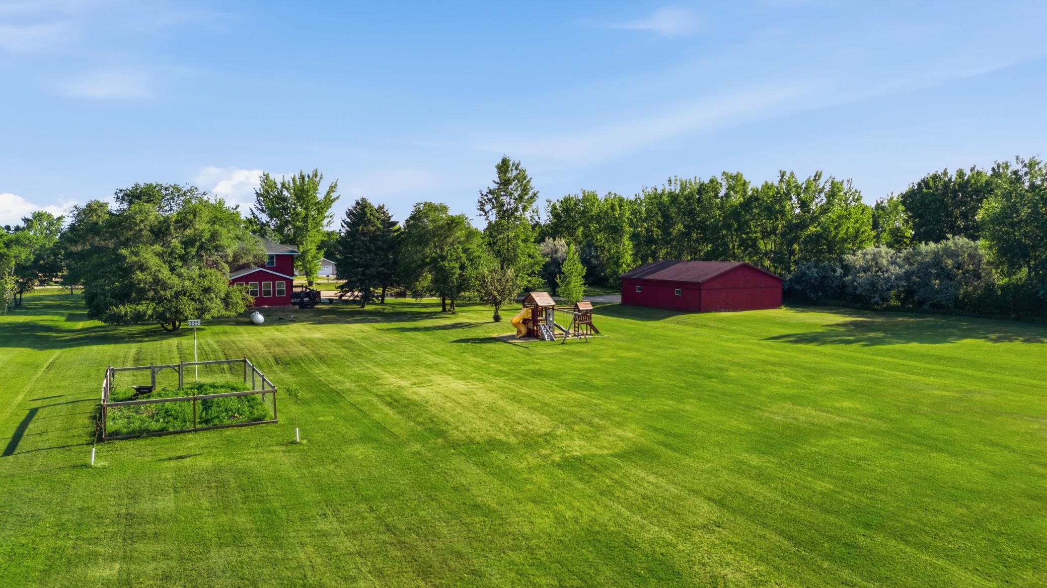 1979 single family home for sale at 14237 30th Avenue S in Glyndon, MN — 3 bed, 3 bath (photo 4 of 48)