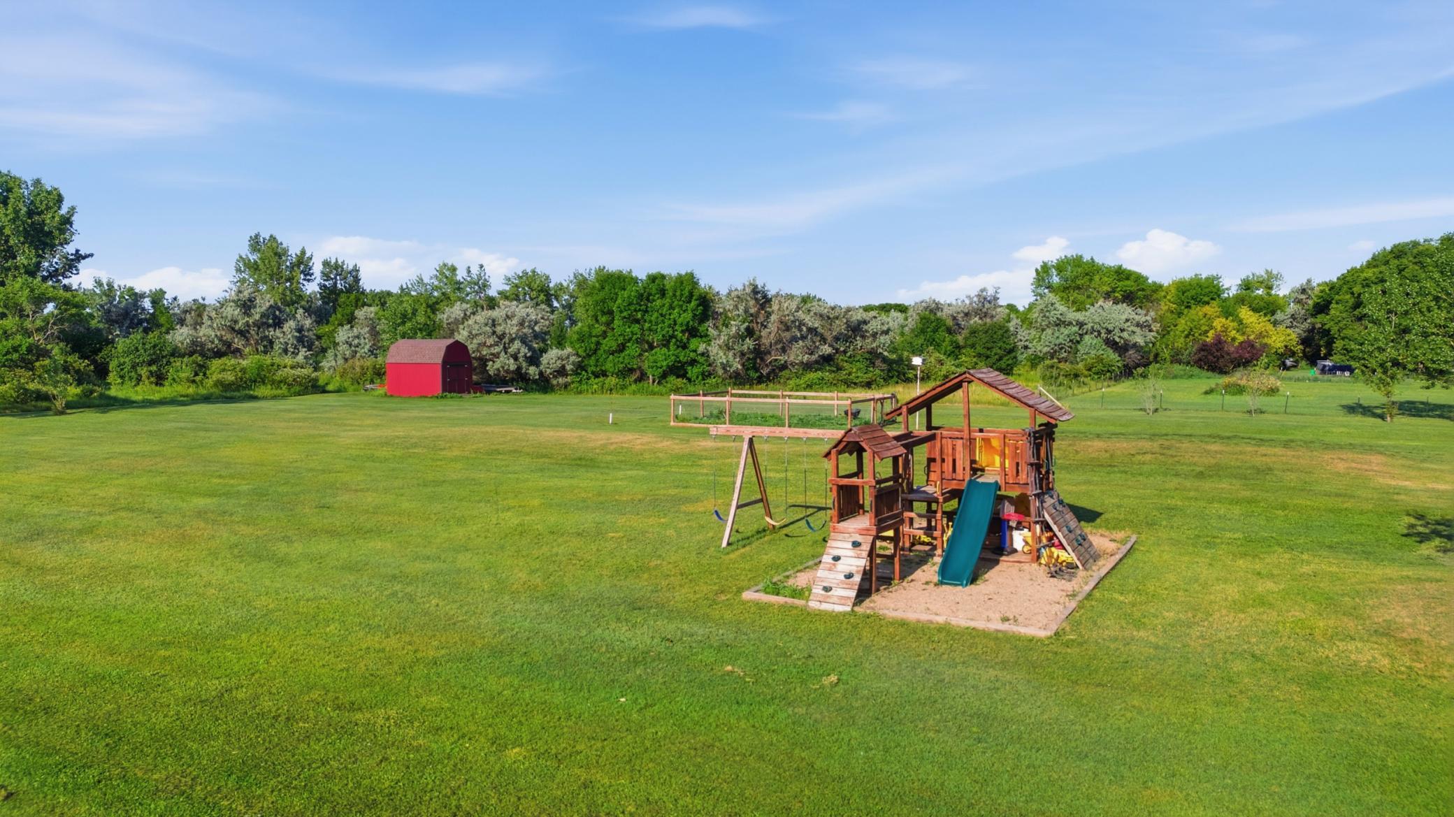 1979 single family home for sale at 14237 30th Avenue S in Glyndon, MN — 3 bed, 3 bath (photo 5 of 48)