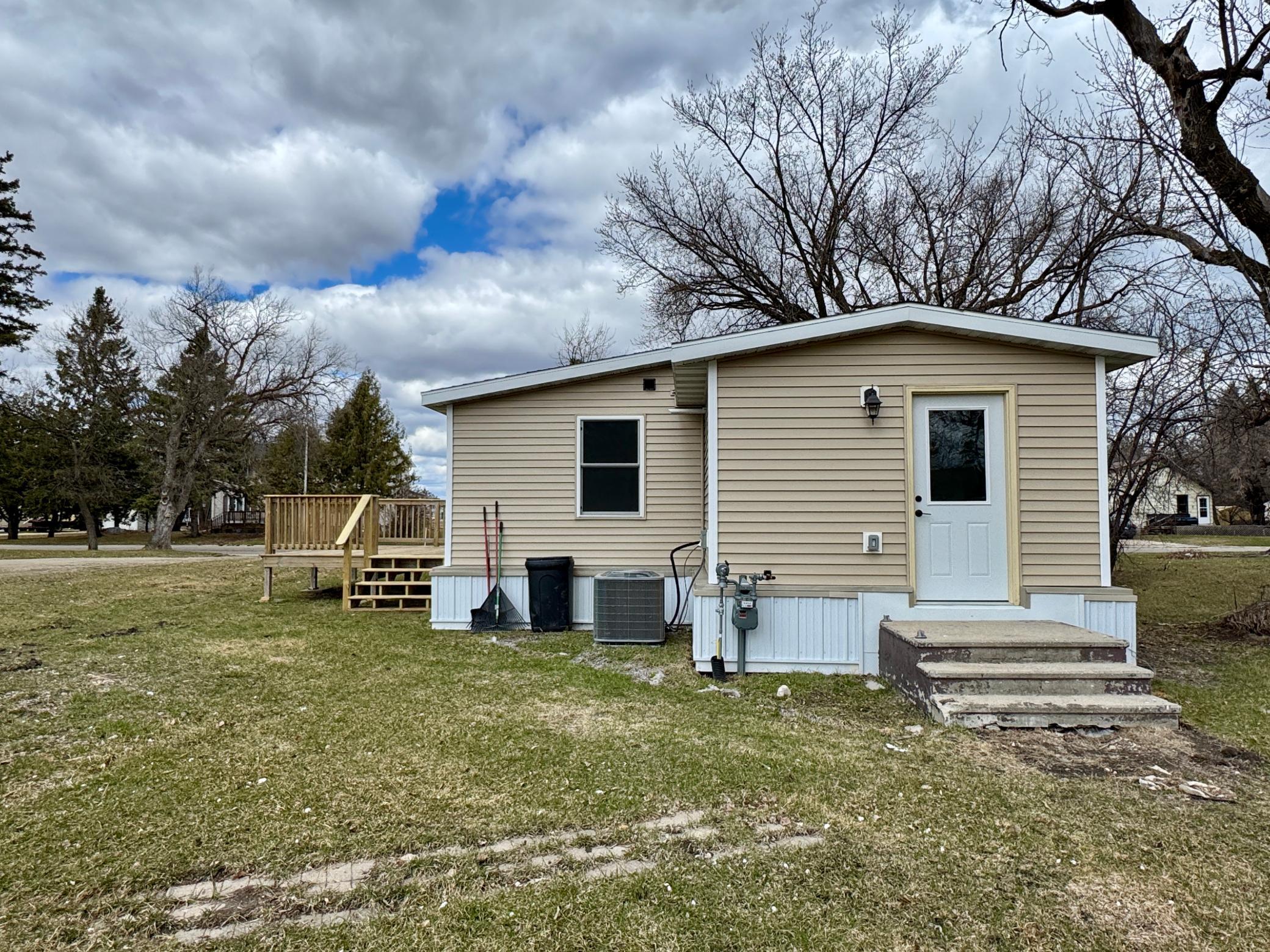 202 Washington Street SE, Warroad MN 56763 - Photo 5 of 23