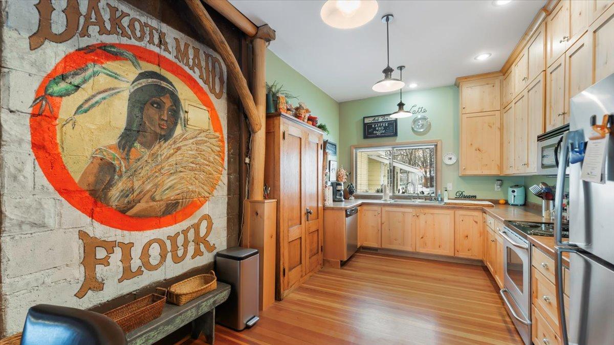 1913 single family home for sale at 1007 Van Dyke Road NW in Alexandria, MN — 4 bed, 3 bath (photo 5 of 71)