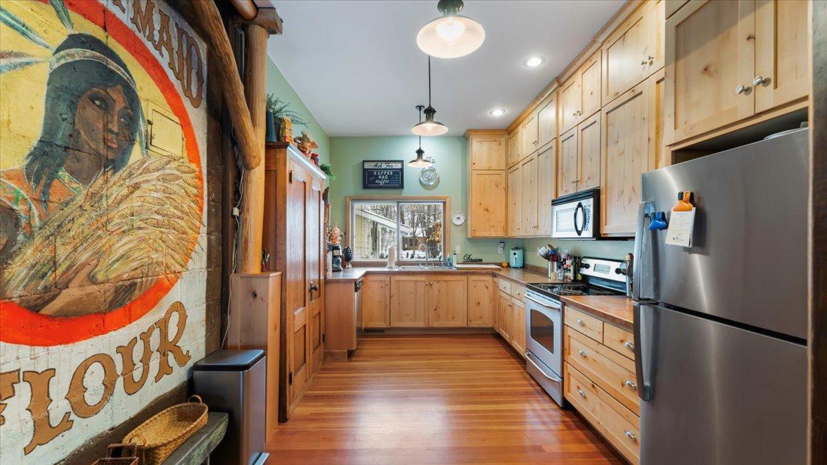 1913 single family home for sale at 1007 Van Dyke Road NW in Alexandria, MN — 4 bed, 3 bath (photo 7 of 71)