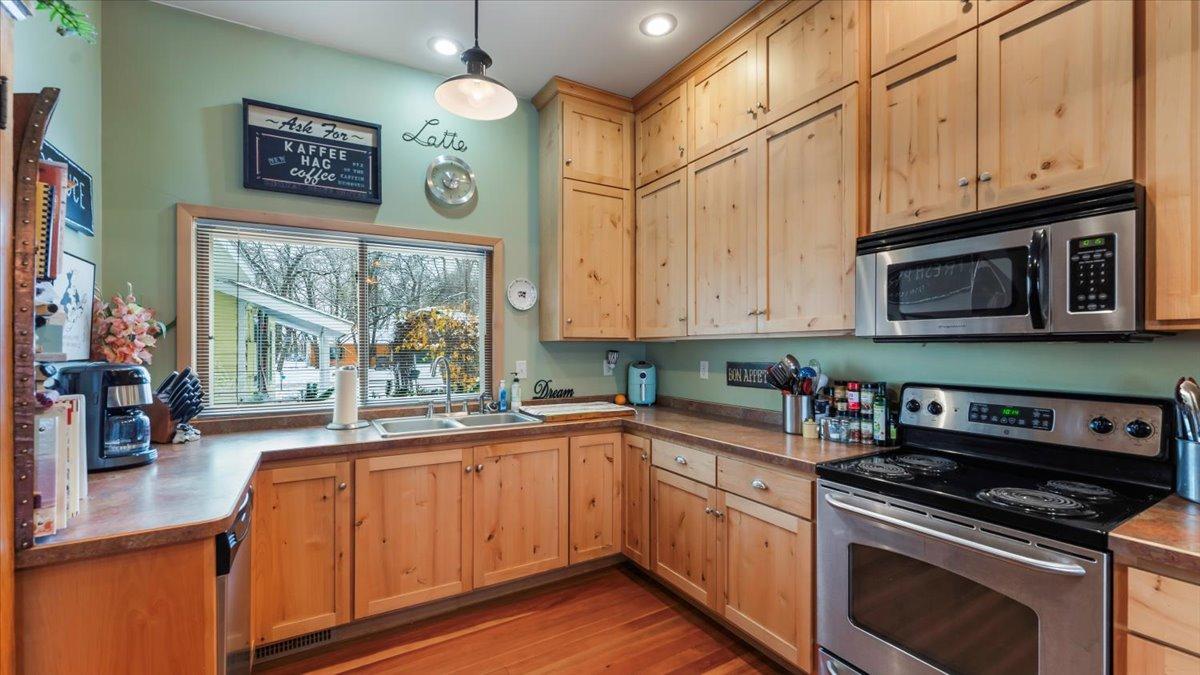 1913 single family home for sale at 1007 Van Dyke Road NW in Alexandria, MN — 4 bed, 3 bath (photo 8 of 71)