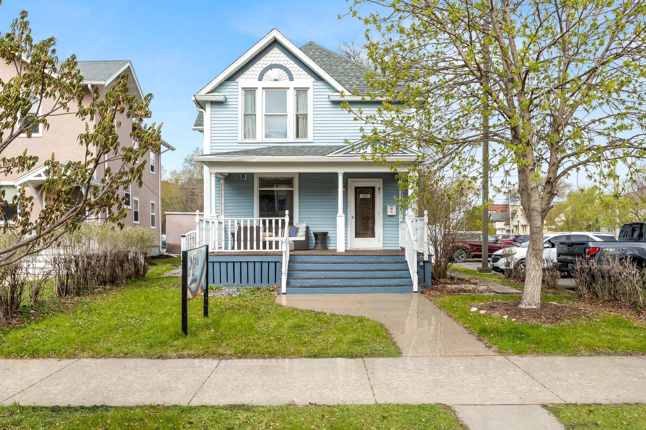 1898 single family home for sale at 203 8th Street S in Fargo, ND — 3 bed, 2 bath (photo 2 of 41)
