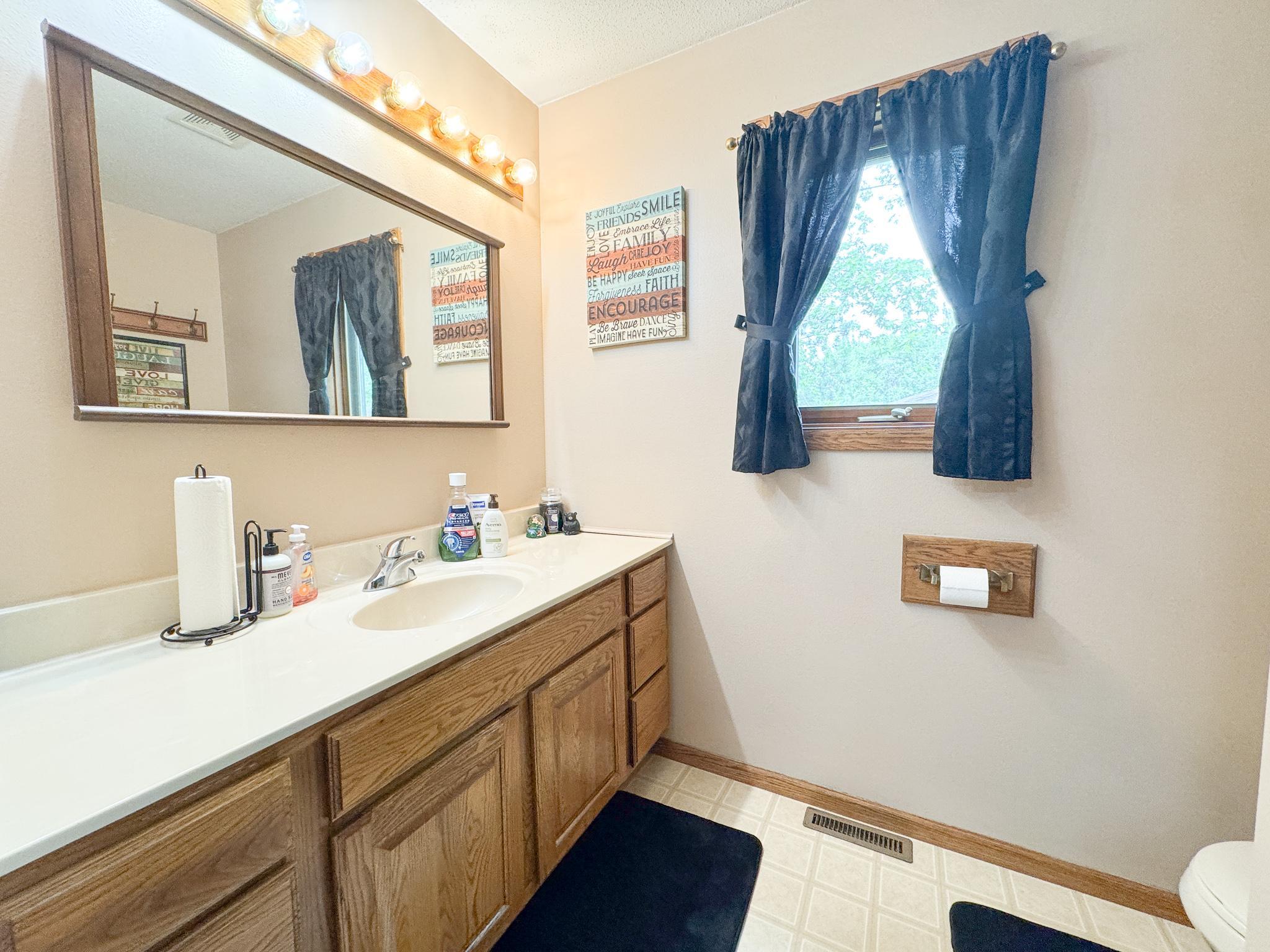 1998 single family home for sale at 26760 Riverside Drive in Fergus Falls, MN — 4 bed, 3 bath (photo 18 of 58)