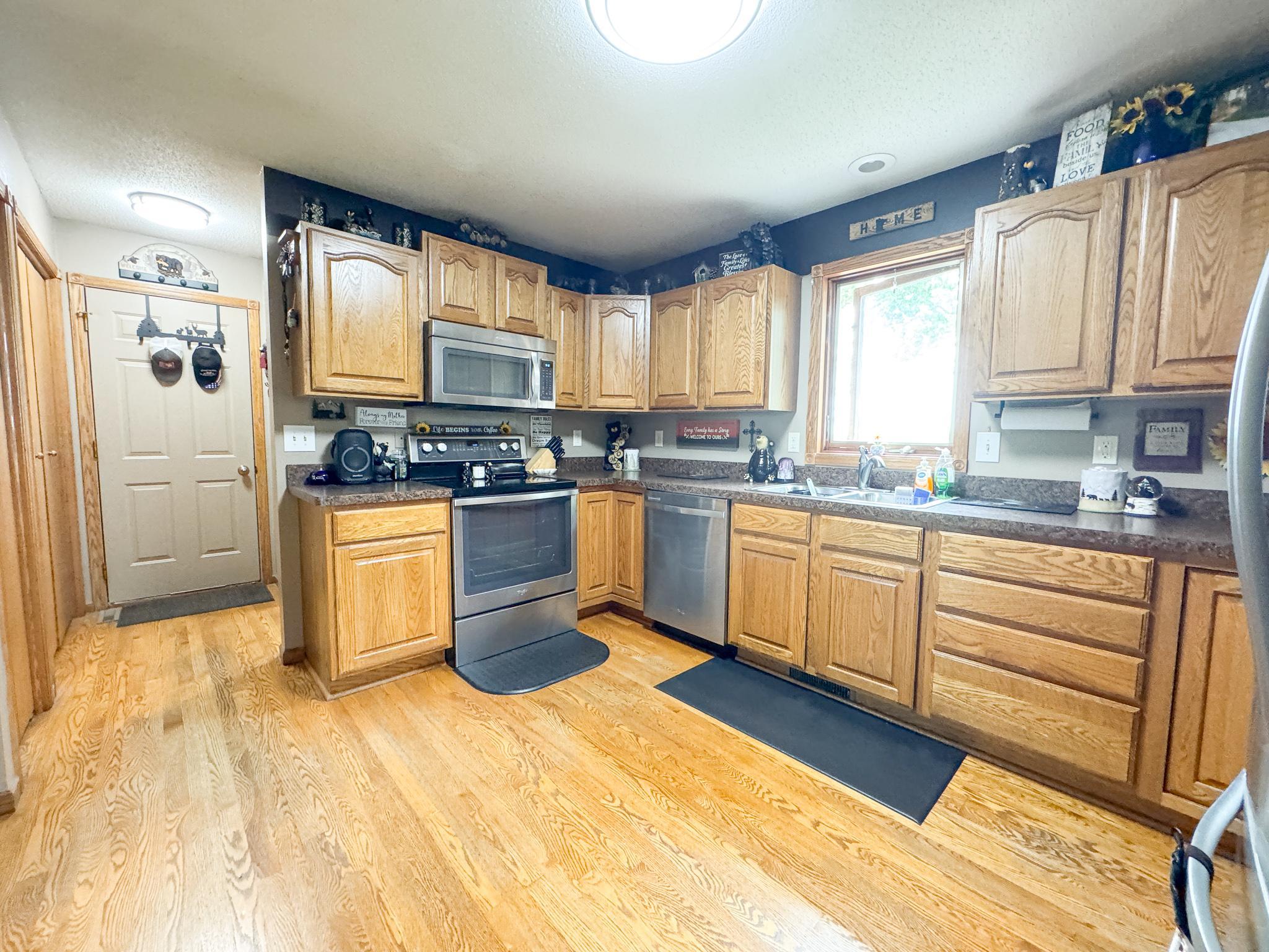 1998 single family home for sale at 26760 Riverside Drive in Fergus Falls, MN — 4 bed, 3 bath (photo 7 of 58)