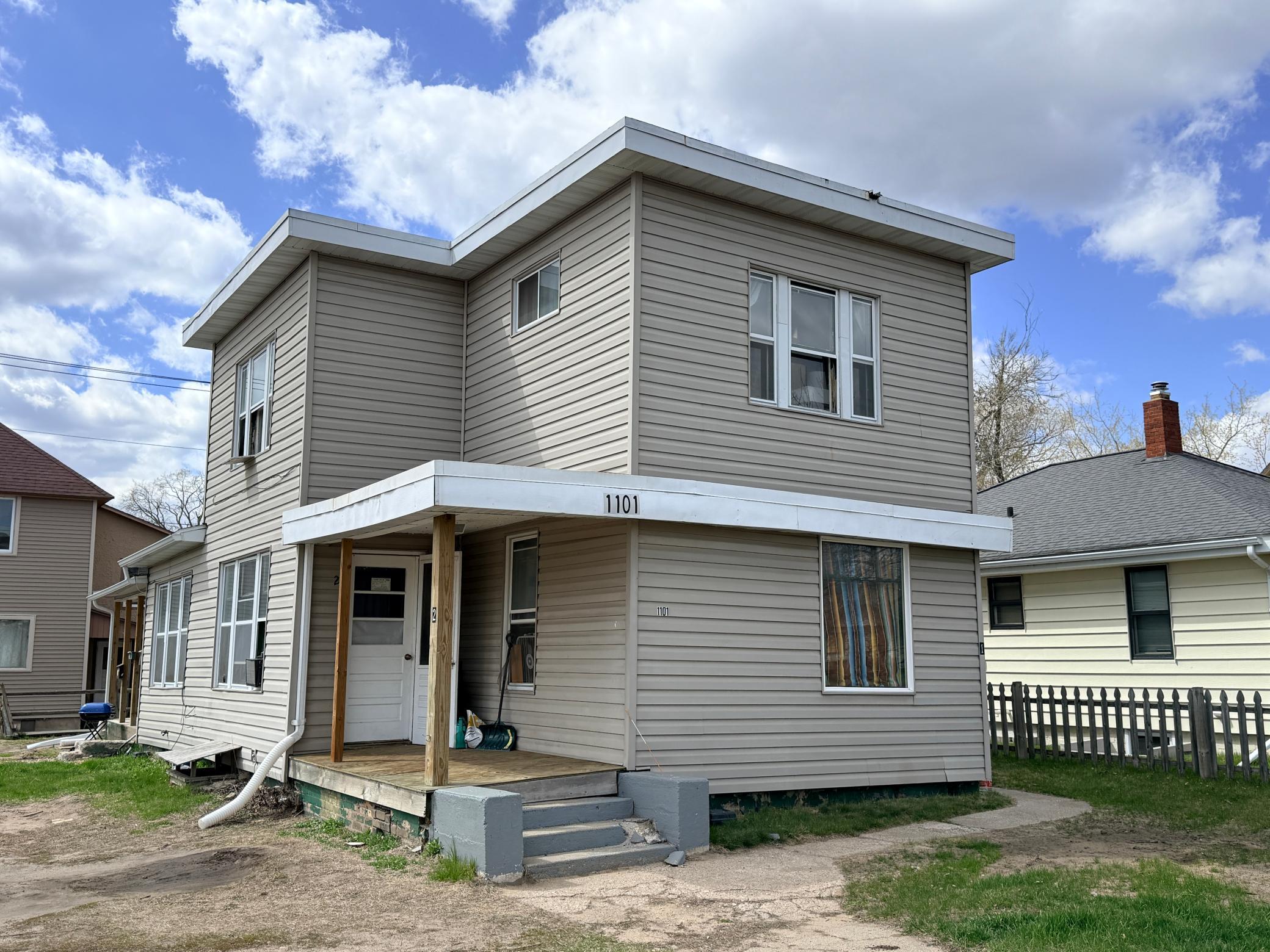 1910 triplex for sale at 1101 Bemidji Avenue N in Bemidji, MN — 4 bed, 3 bath (photo 3 of 14)