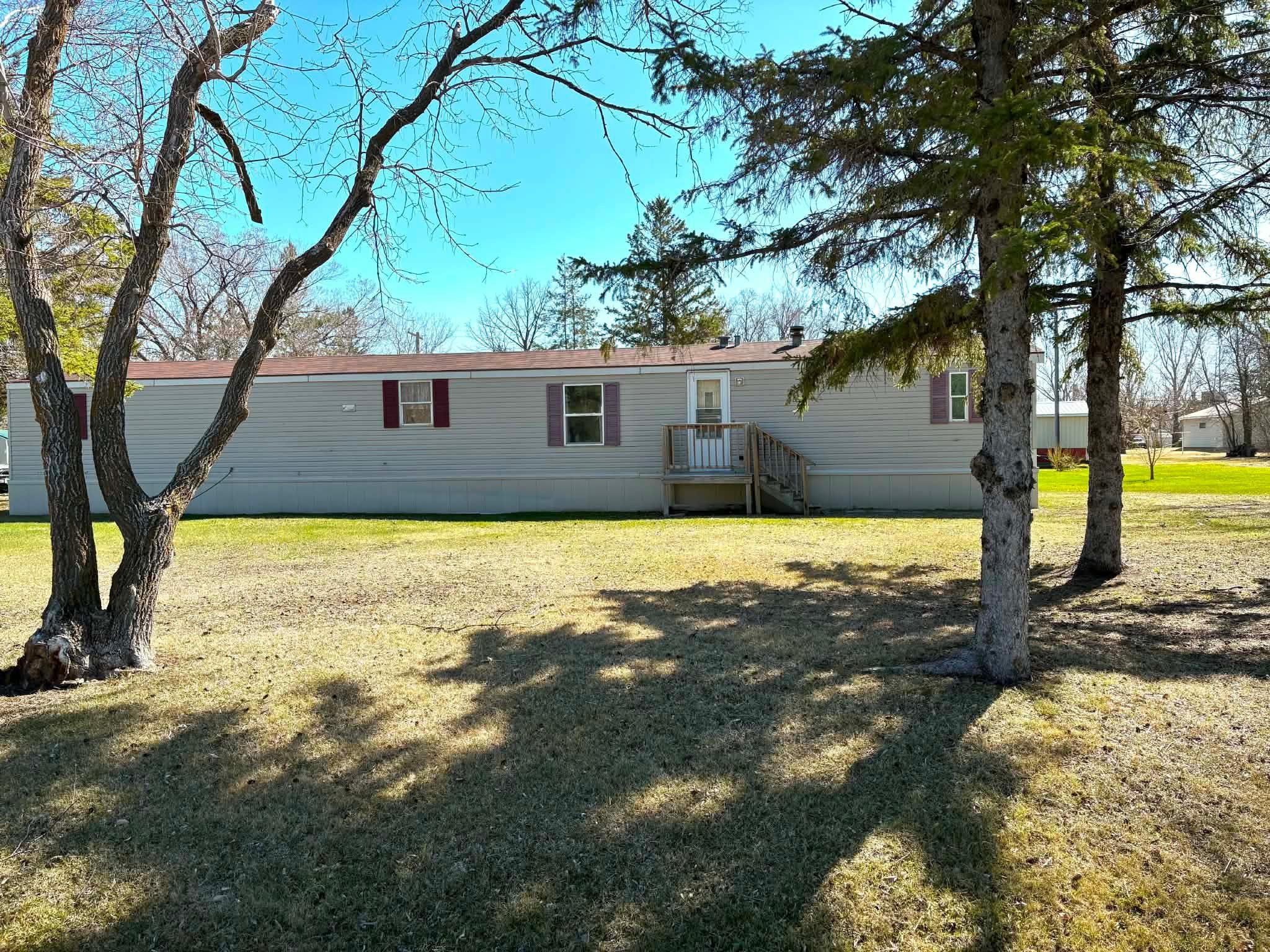 1994 single family home for sale at 302 Anderson Street in Strandquist, MN — 2 bed, 2 bath (photo 2 of 18)