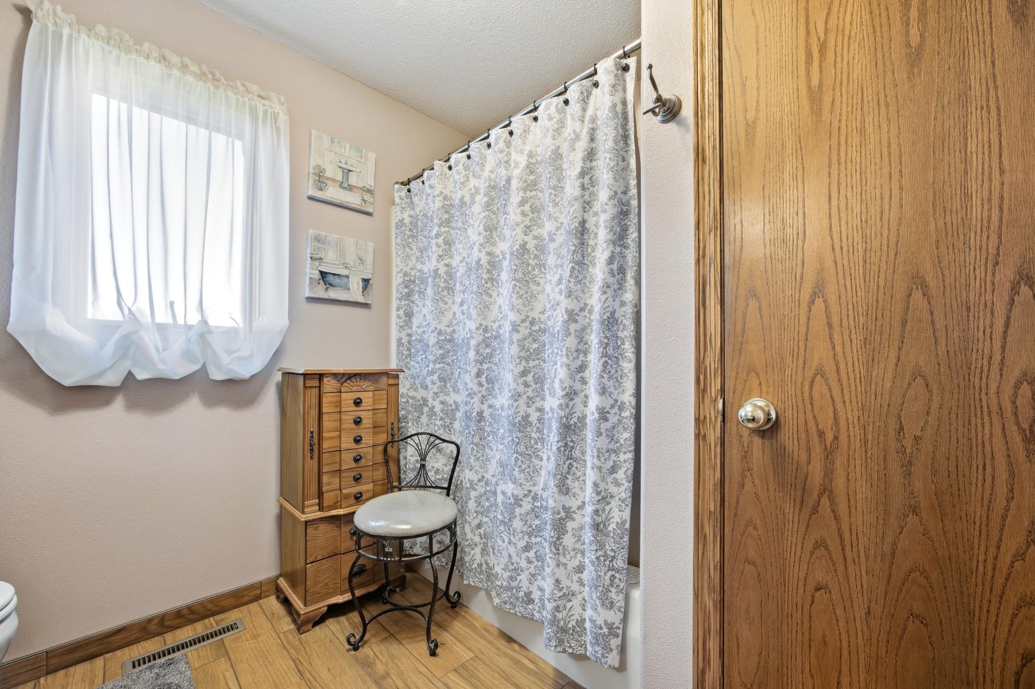 1998 single family home for sale at 5083 104th Avenue SE in Litchville, ND — 5 bed, 3 bath (photo 30 of 87)