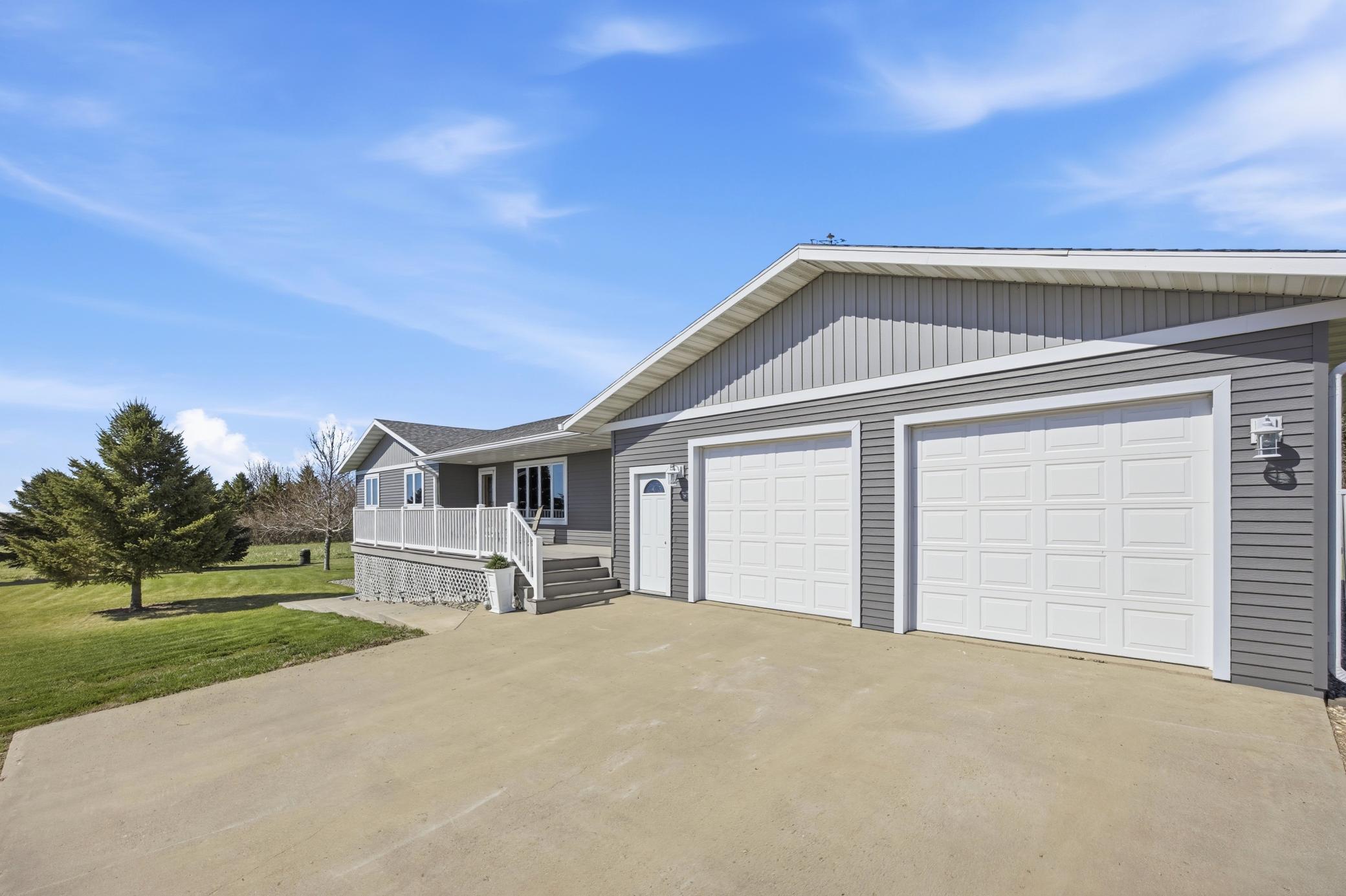 1998 single family home for sale at 5083 104th Avenue SE in Litchville, ND — 5 bed, 3 bath (photo 4 of 87)