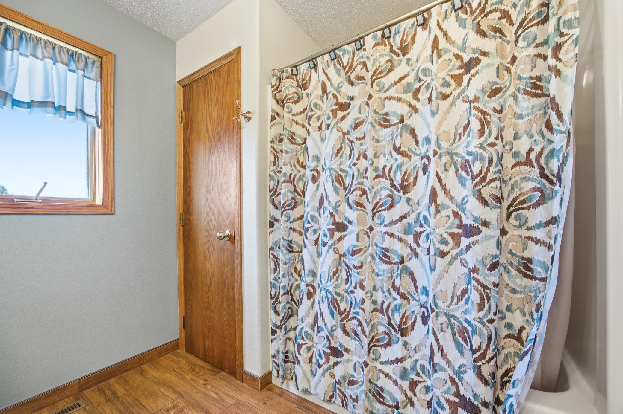 1998 single family home for sale at 5083 104th Avenue SE in Litchville, ND — 5 bed, 3 bath (photo 36 of 87)