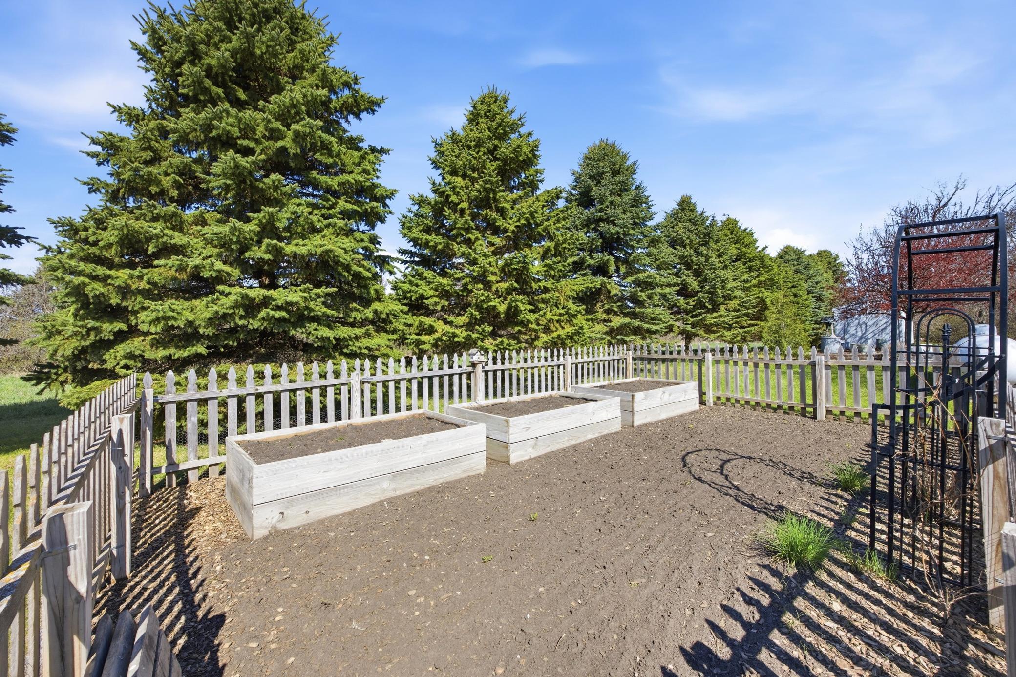 1998 single family home for sale at 5083 104th Avenue SE in Litchville, ND — 5 bed, 3 bath (photo 54 of 87)