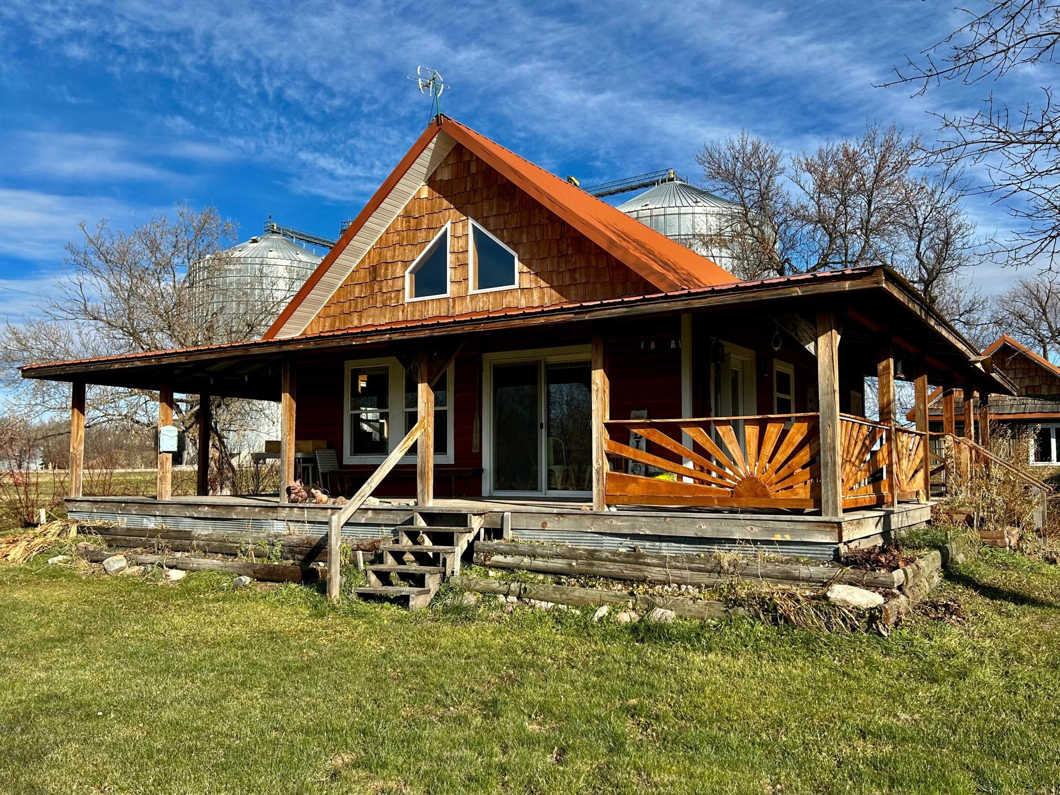 2020 single family home for sale at 305 Oak Street in Hastings, ND — 1 bed, 3 bath