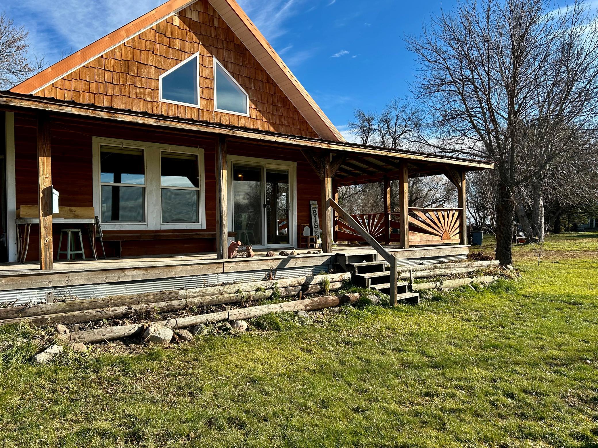 2020 single family home for sale at 305 Oak Street in Hastings, ND — 1 bed, 3 bath (photo 2 of 48)