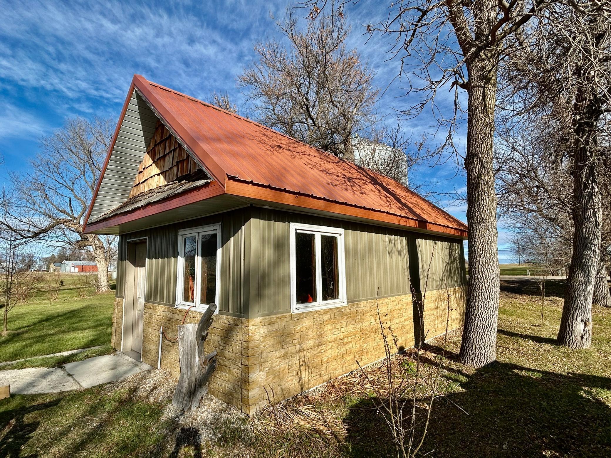 2020 single family home for sale at 305 Oak Street in Hastings, ND — 1 bed, 3 bath (photo 11 of 48)