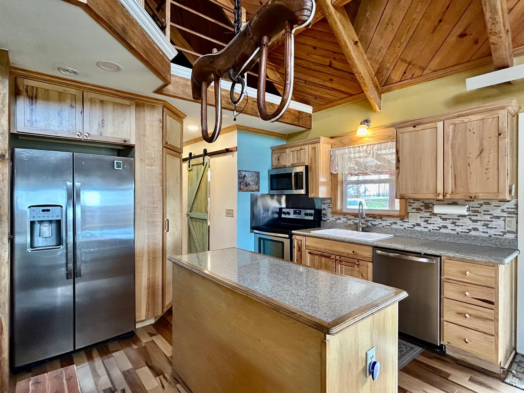 2020 single family home for sale at 305 Oak Street in Hastings, ND — 1 bed, 3 bath (photo 13 of 48)