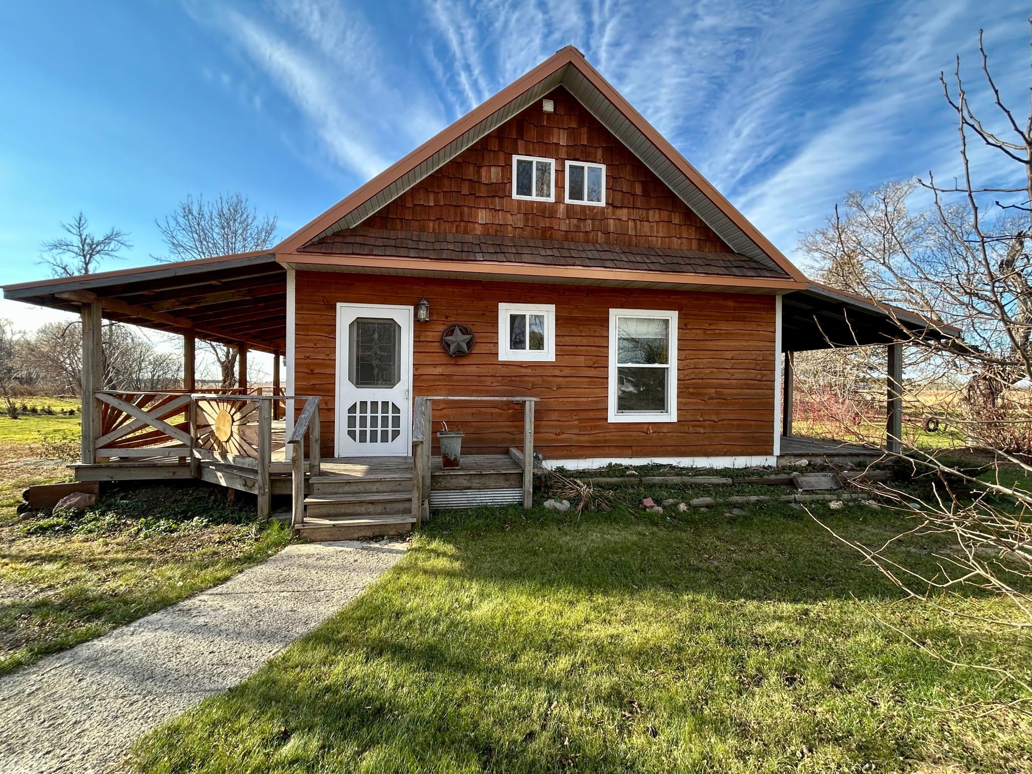2020 single family home for sale at 305 Oak Street in Hastings, ND — 1 bed, 3 bath (photo 3 of 48)