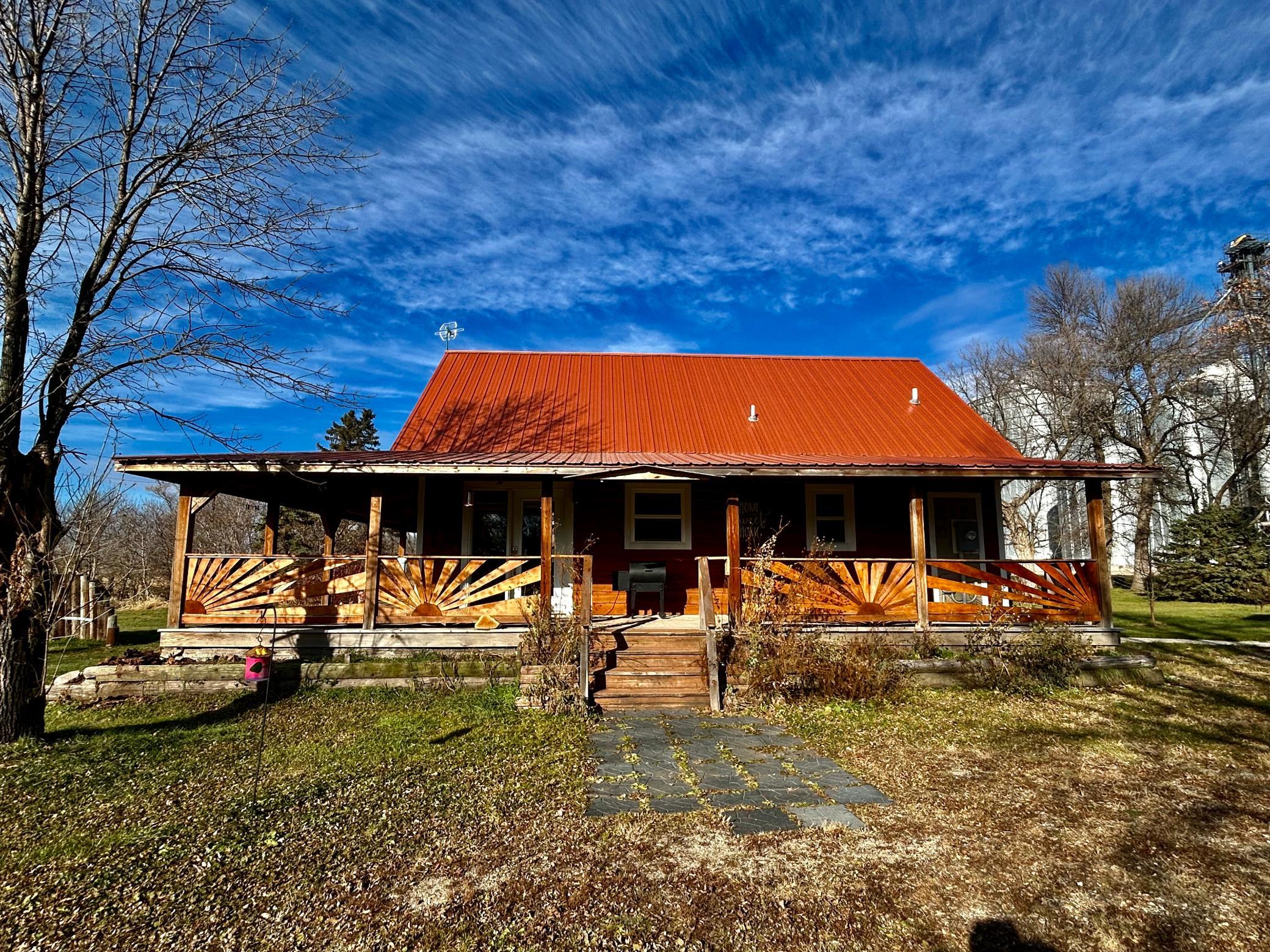 2020 single family home for sale at 305 Oak Street in Hastings, ND — 1 bed, 3 bath (photo 4 of 48)