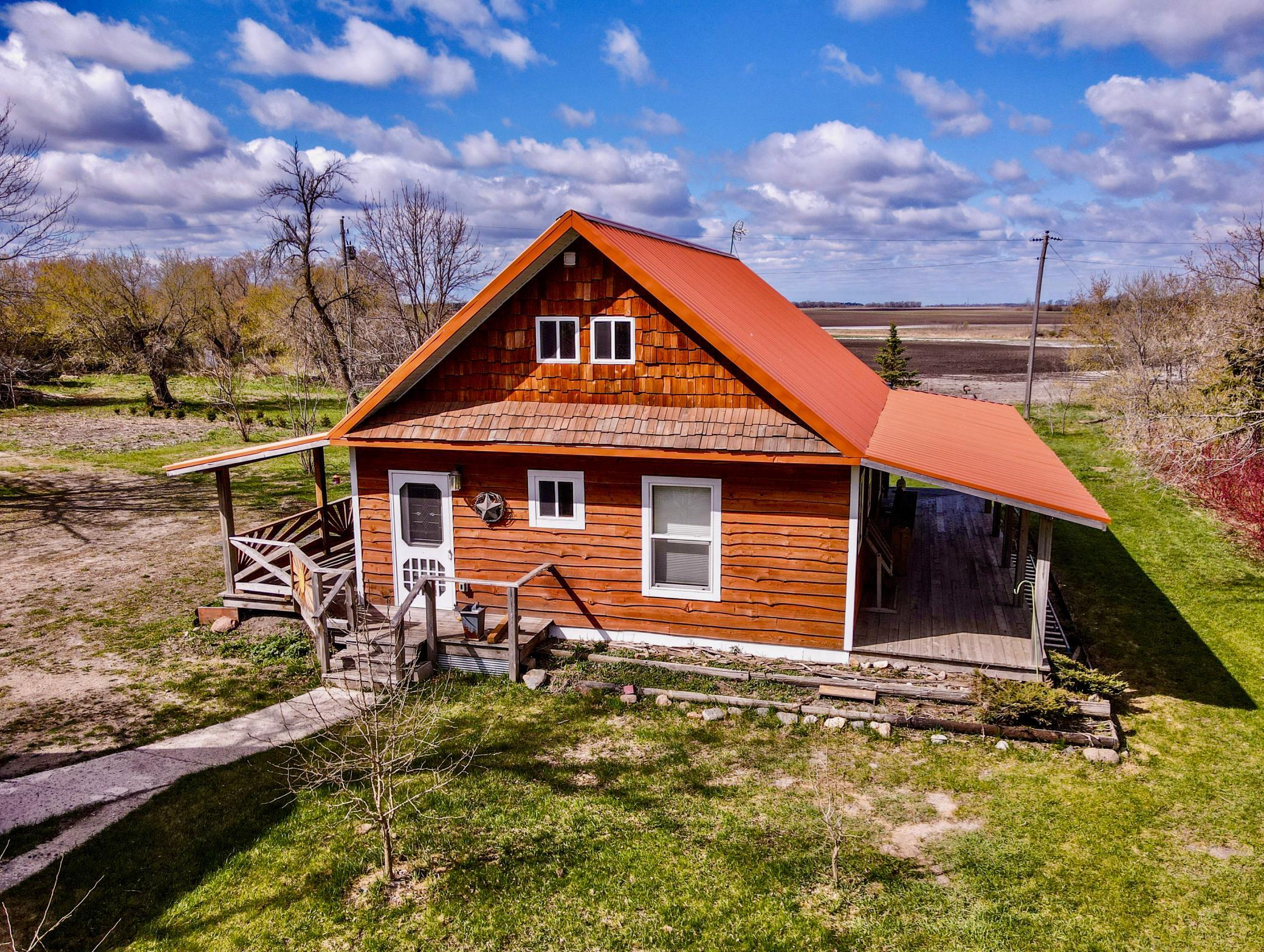 2020 single family home for sale at 305 Oak Street in Hastings, ND — 1 bed, 3 bath (photo 5 of 48)