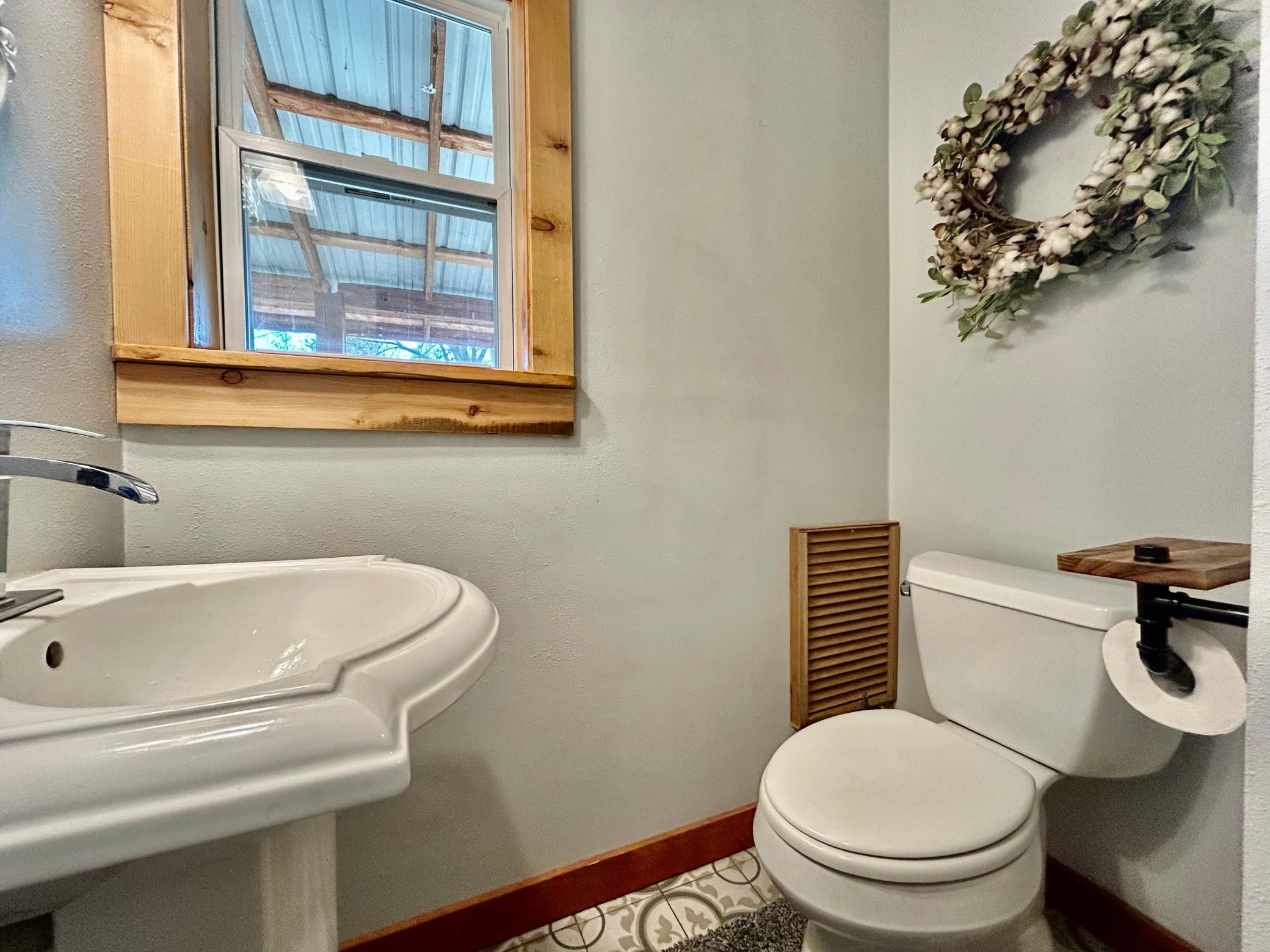 2020 single family home for sale at 305 Oak Street in Hastings, ND — 1 bed, 3 bath (photo 41 of 48)