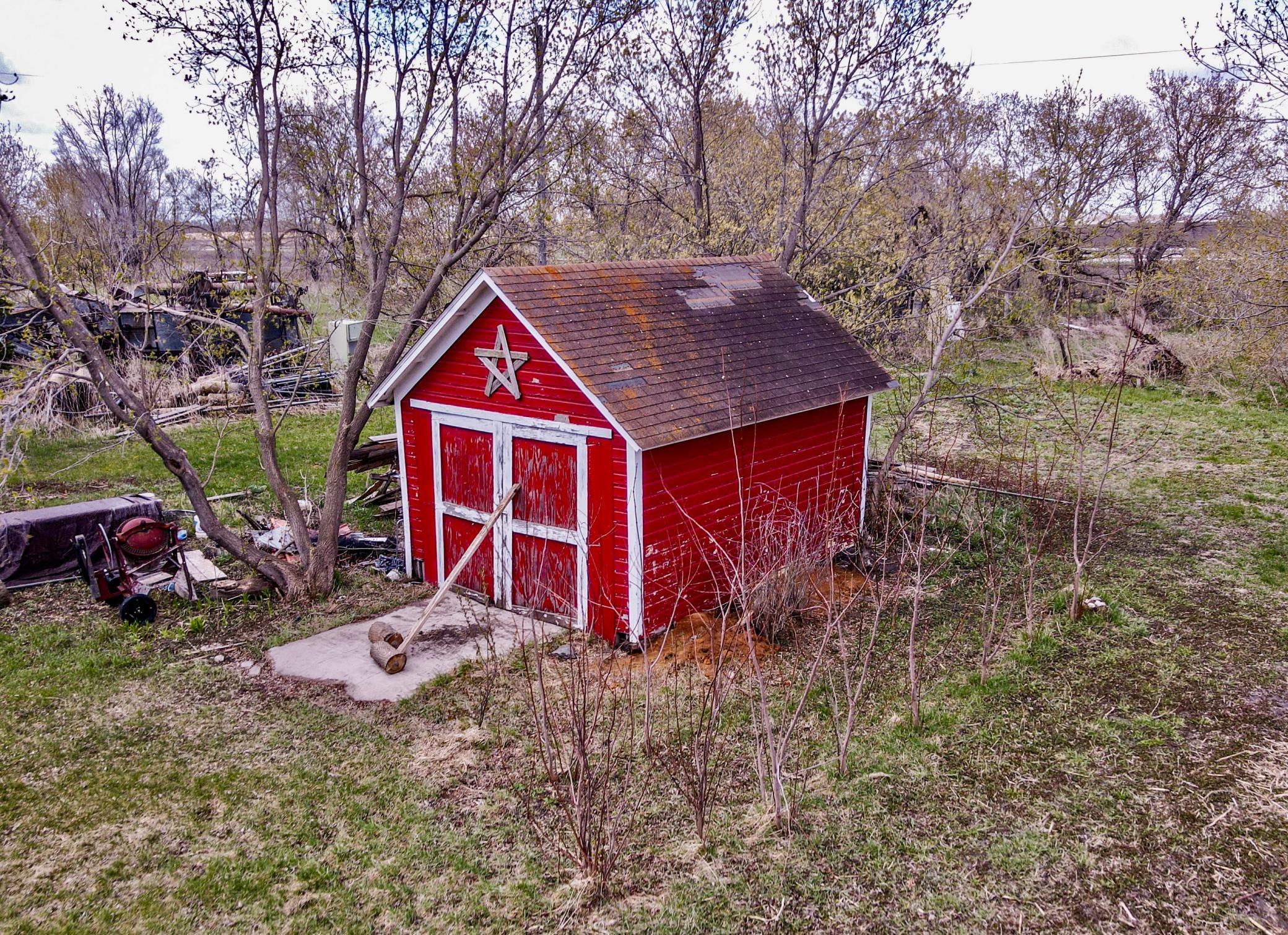 2020 single family home for sale at 305 Oak Street in Hastings, ND — 1 bed, 3 bath (photo 45 of 48)