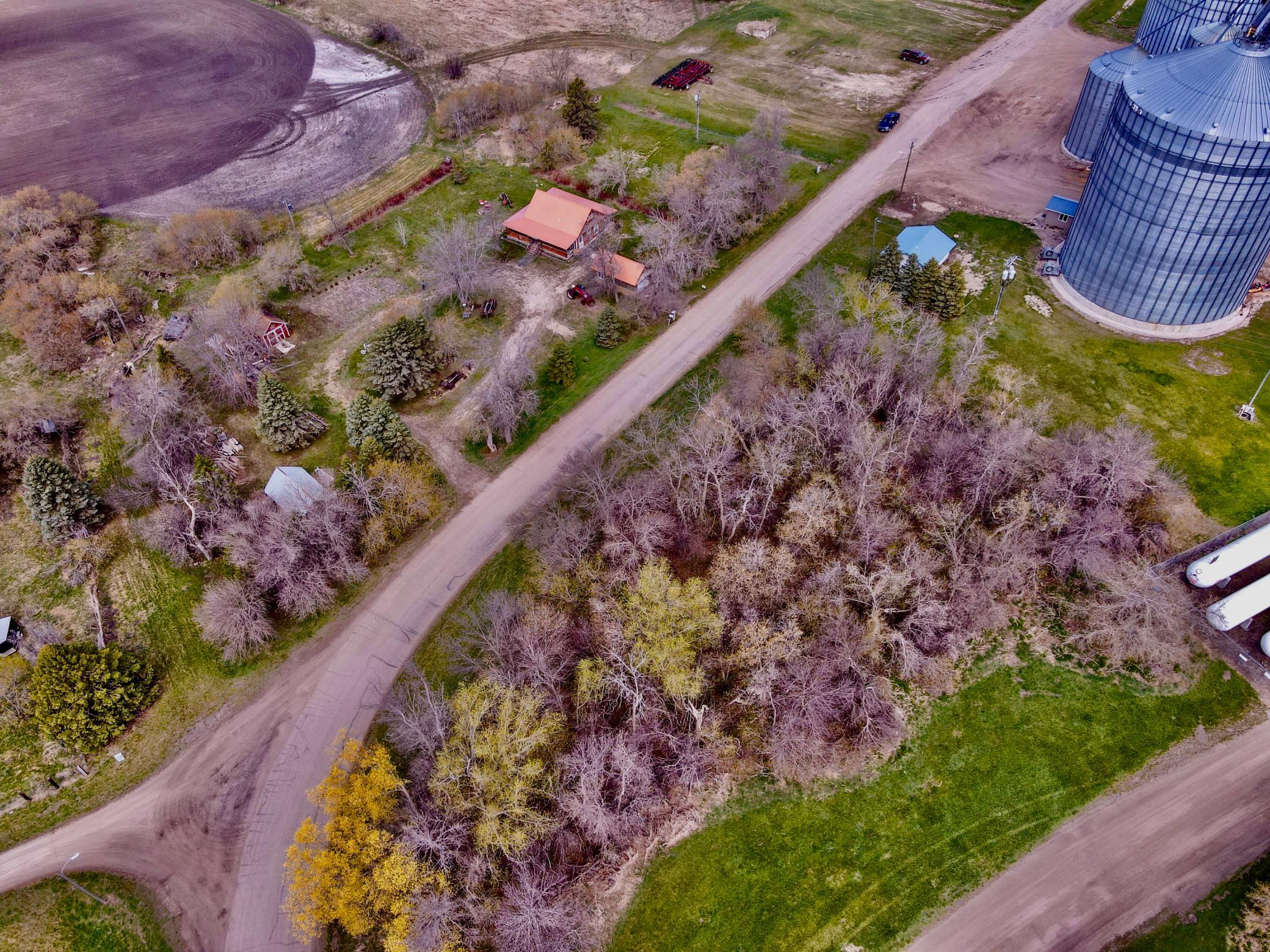 2020 single family home for sale at 305 Oak Street in Hastings, ND — 1 bed, 3 bath (photo 46 of 48)