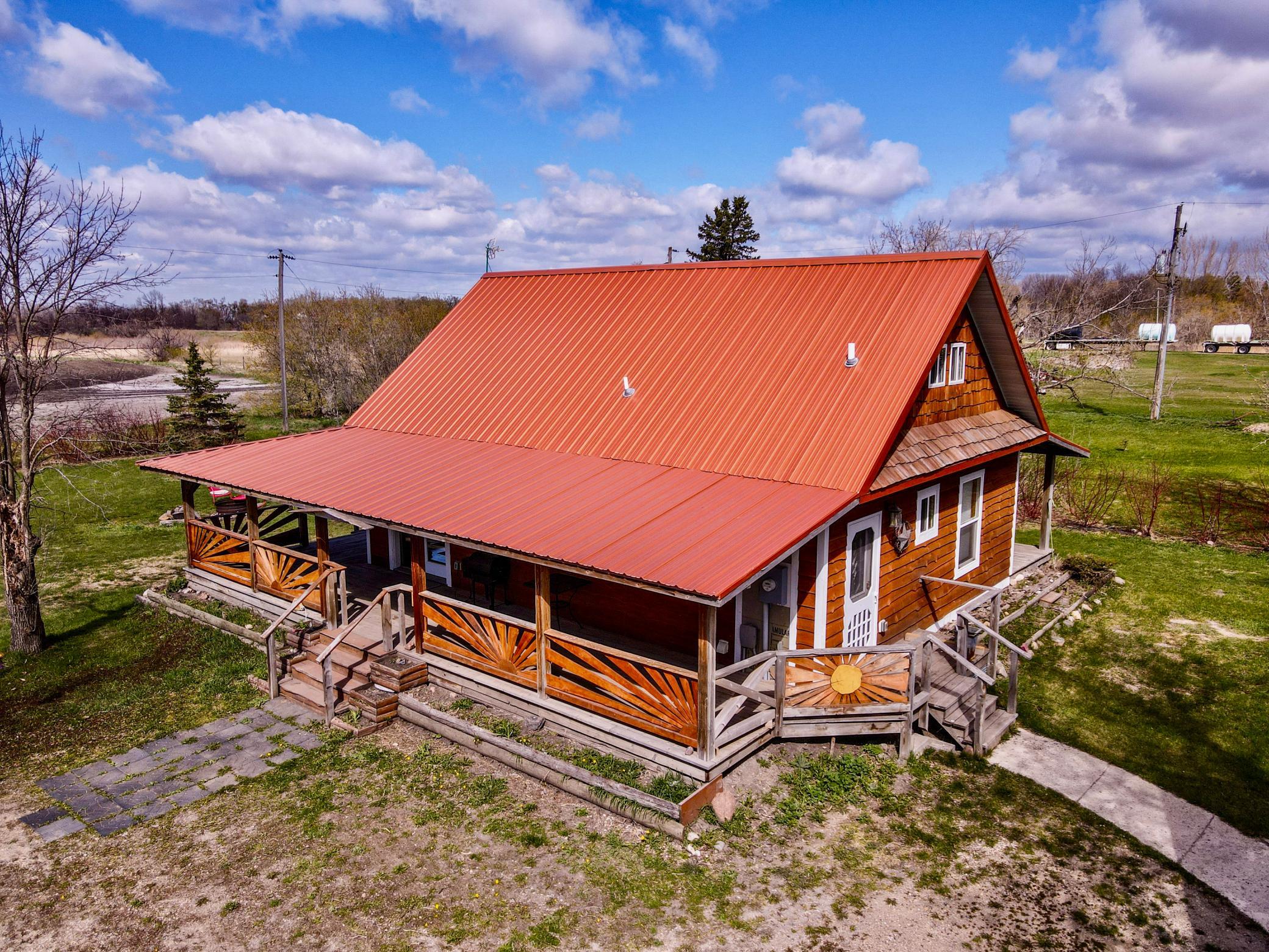 2020 single family home for sale at 305 Oak Street in Hastings, ND — 1 bed, 3 bath (photo 6 of 48)