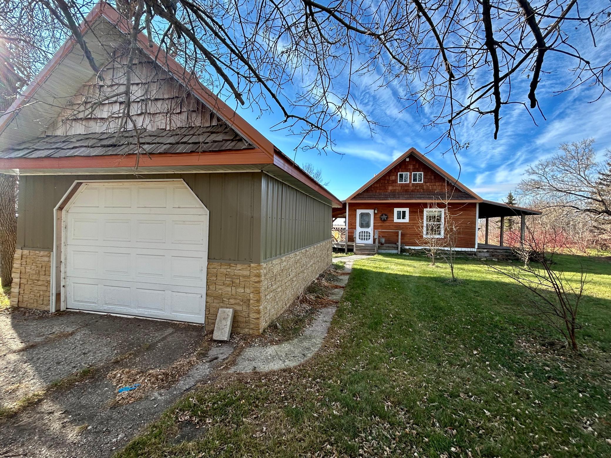 2020 single family home for sale at 305 Oak Street in Hastings, ND — 1 bed, 3 bath (photo 10 of 48)