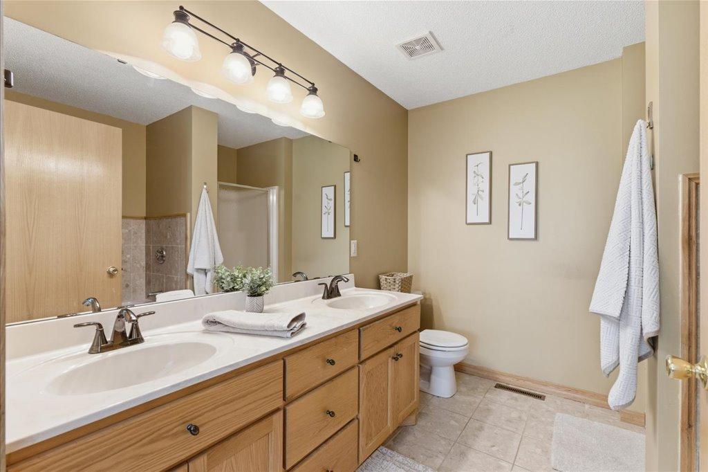 2001 twin home for sale at 24175 White Pine Drive in Nisswa, MN — 2 bed, 2 bath (photo 13 of 29)