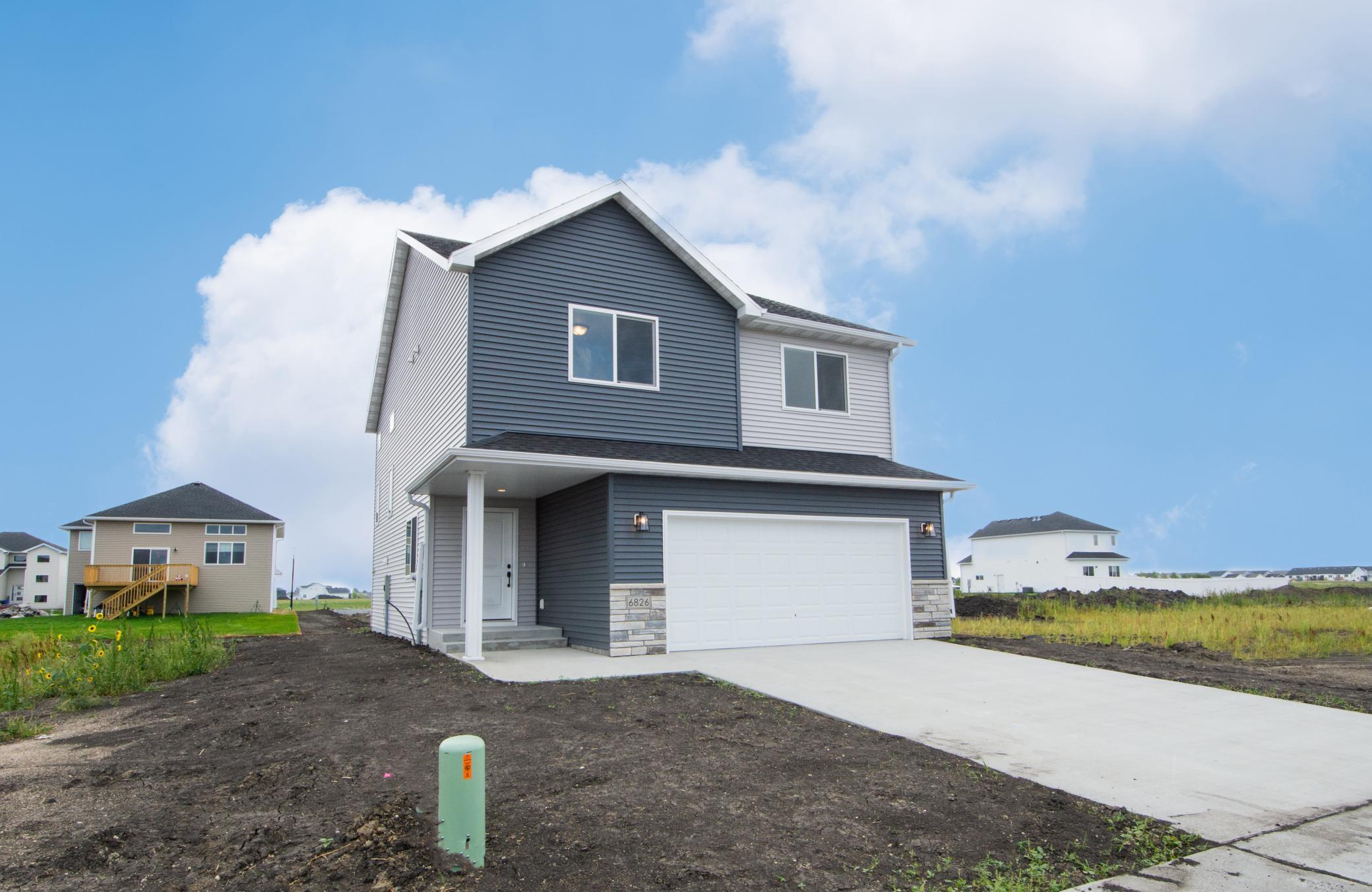 2026 single family home for sale at 6826 Selkirk Drive S in Fargo, ND — 3 bed, 3 bath (photo 2 of 34)