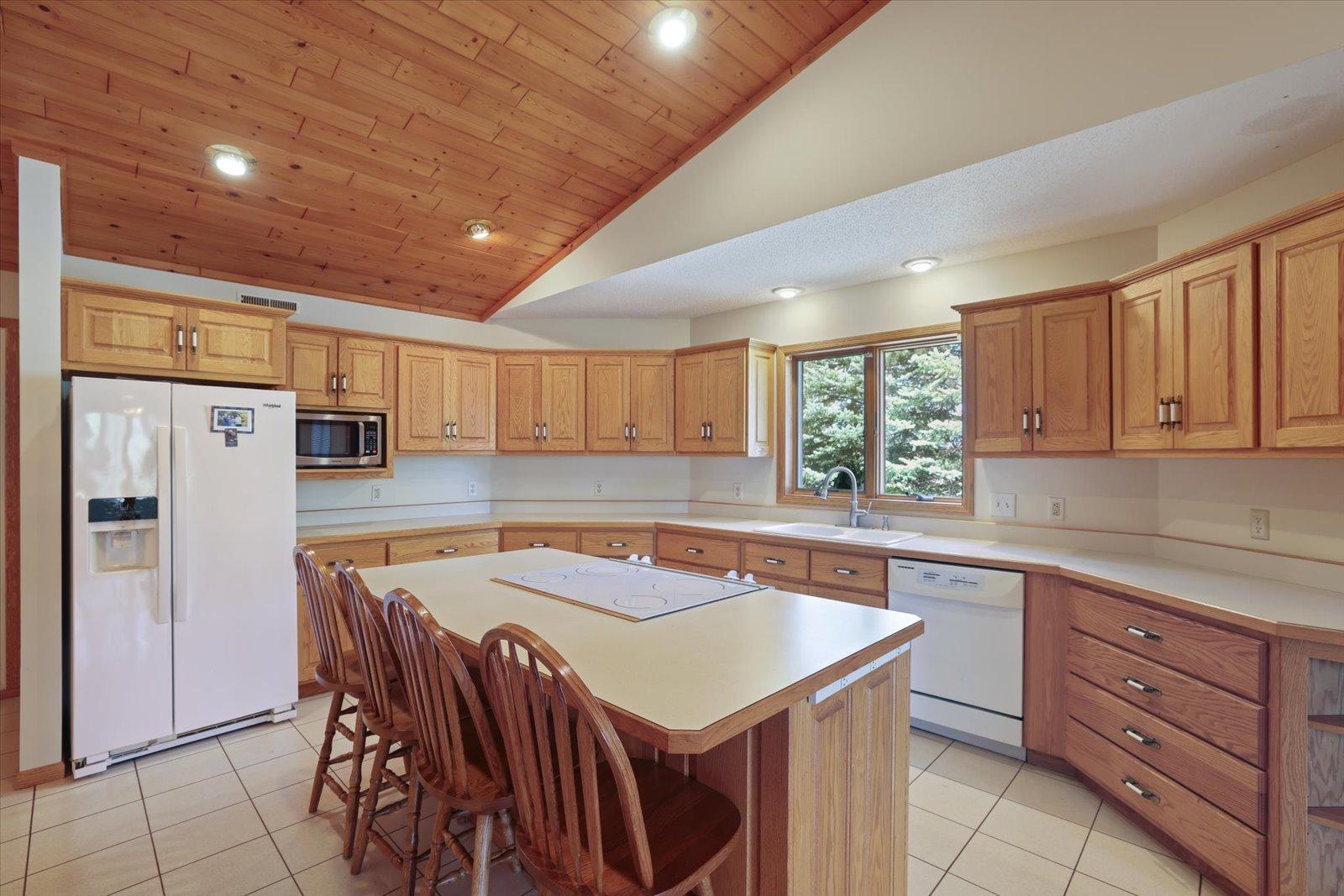 1996 single family home for sale at 127 Eagle Drive in Coleraine, MN — 3 bed, 2 bath (photo 5 of 26)