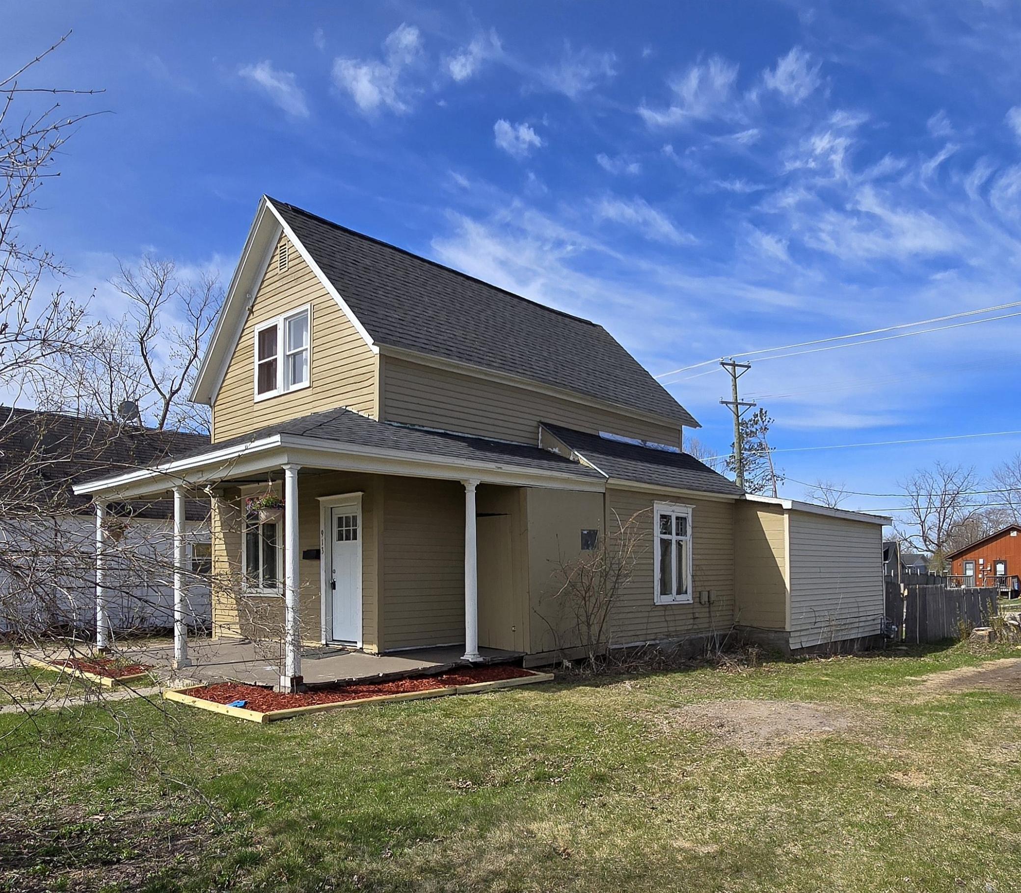 1910 single family home for sale at 913 Mississippi Avenue NW in Bemidji, MN — 4 bed, 1 bath (photo 2 of 22)