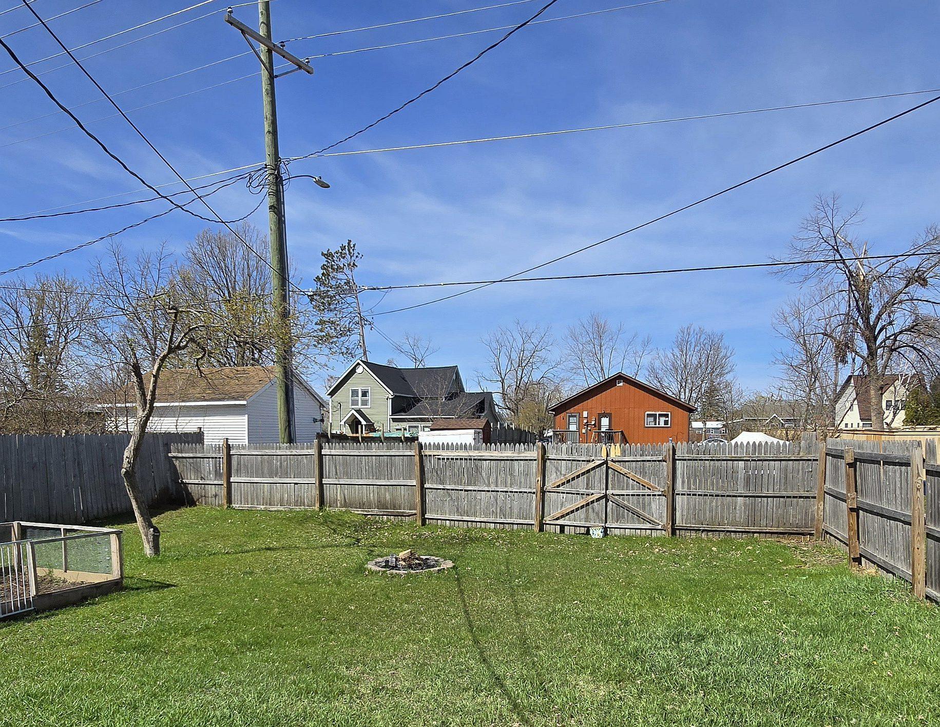 1910 single family home for sale at 913 Mississippi Avenue NW in Bemidji, MN — 4 bed, 1 bath (photo 11 of 22)