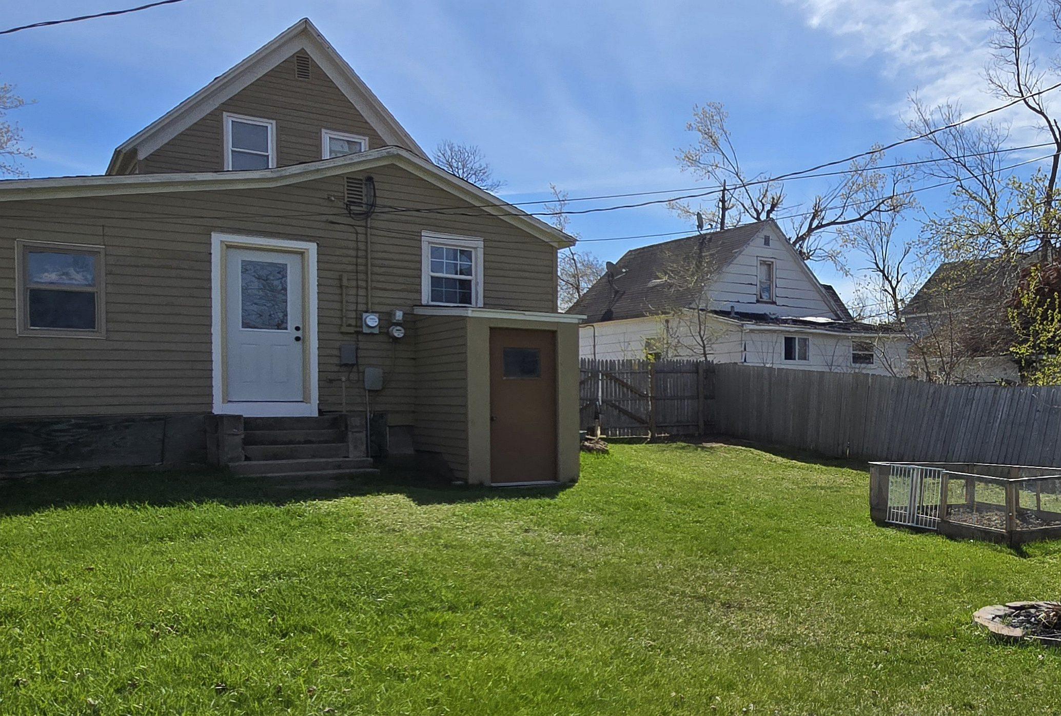1910 single family home for sale at 913 Mississippi Avenue NW in Bemidji, MN — 4 bed, 1 bath (photo 12 of 22)