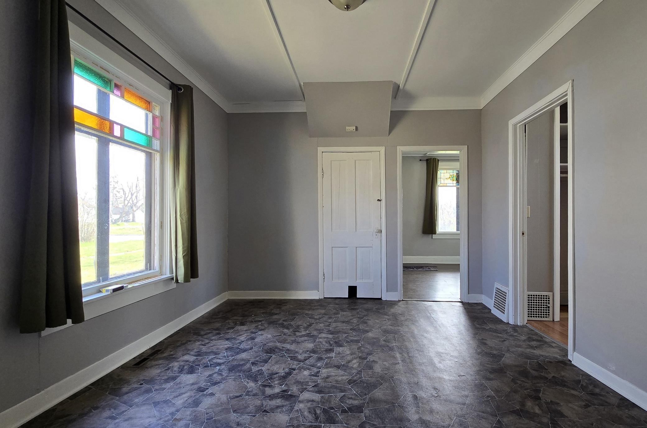 1910 single family home for sale at 913 Mississippi Avenue NW in Bemidji, MN — 4 bed, 1 bath (photo 4 of 22)