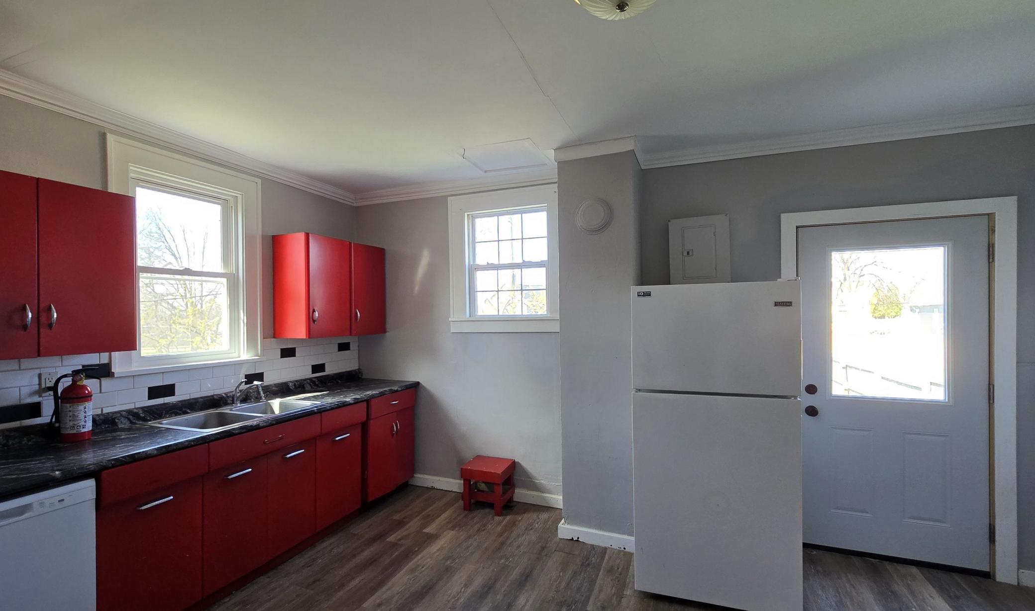 1910 single family home for sale at 913 Mississippi Avenue NW in Bemidji, MN — 4 bed, 1 bath (photo 8 of 22)