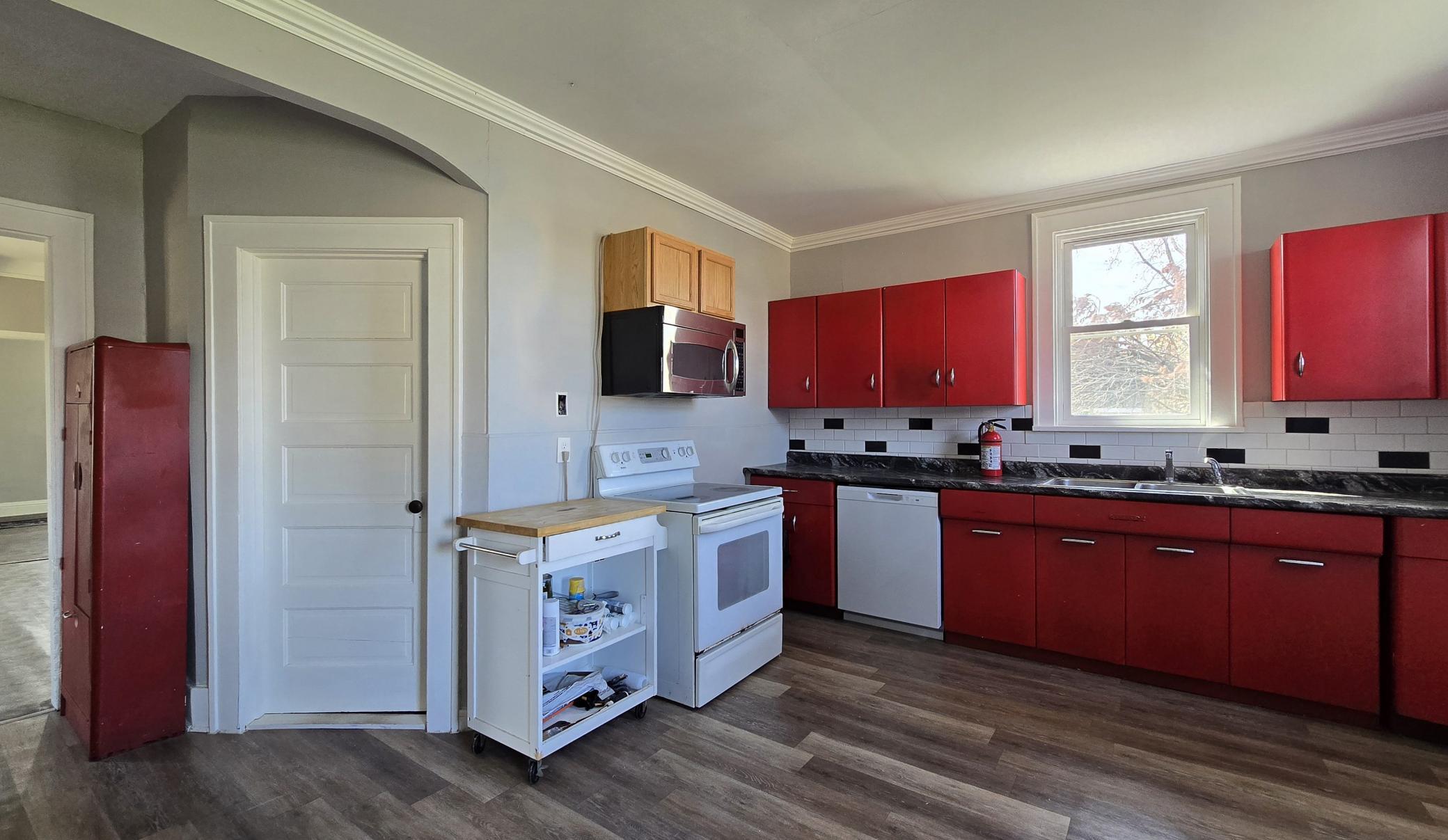 1910 single family home for sale at 913 Mississippi Avenue NW in Bemidji, MN — 4 bed, 1 bath (photo 9 of 22)