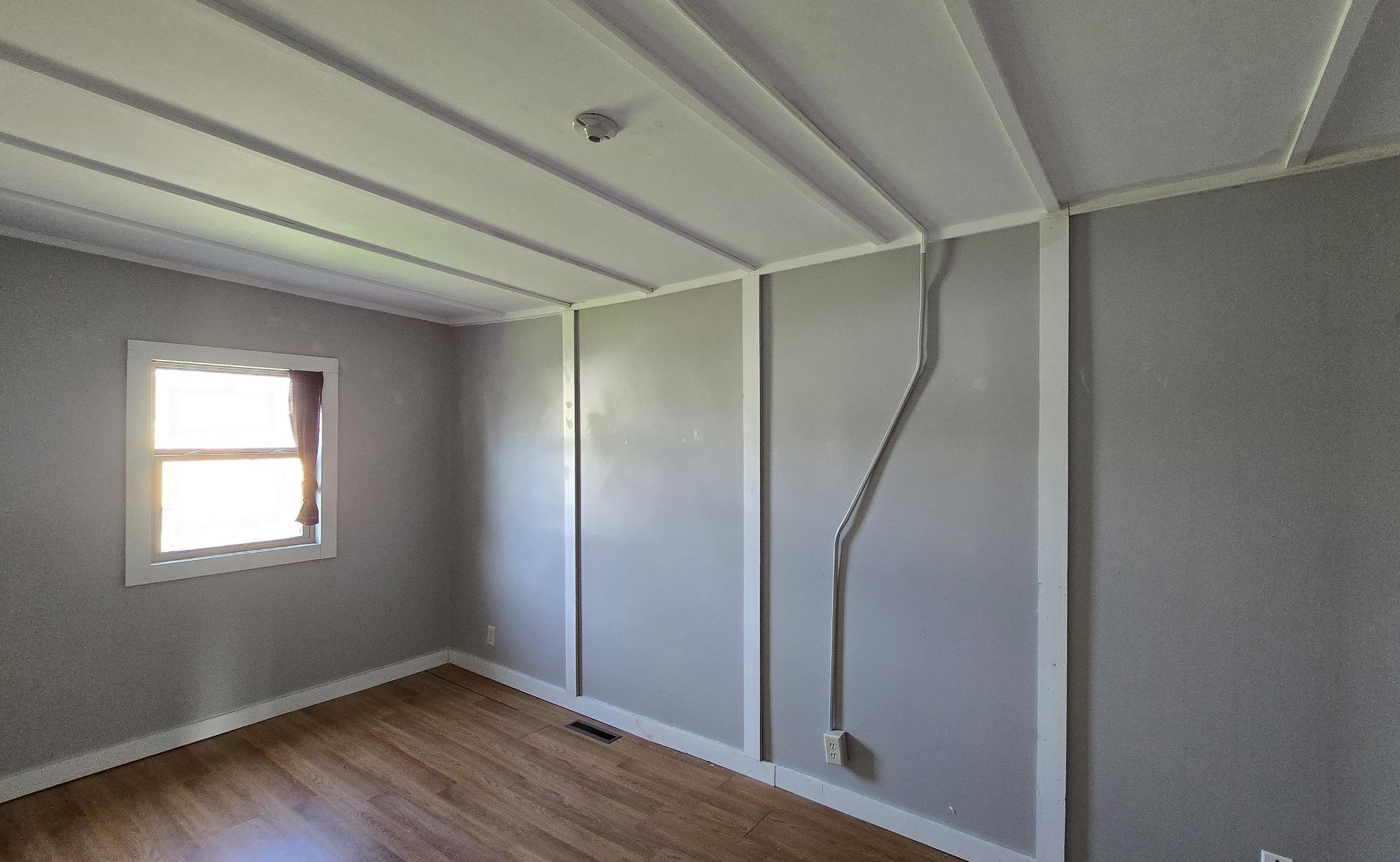 1910 single family home for sale at 913 Mississippi Avenue NW in Bemidji, MN — 4 bed, 1 bath (photo 10 of 22)