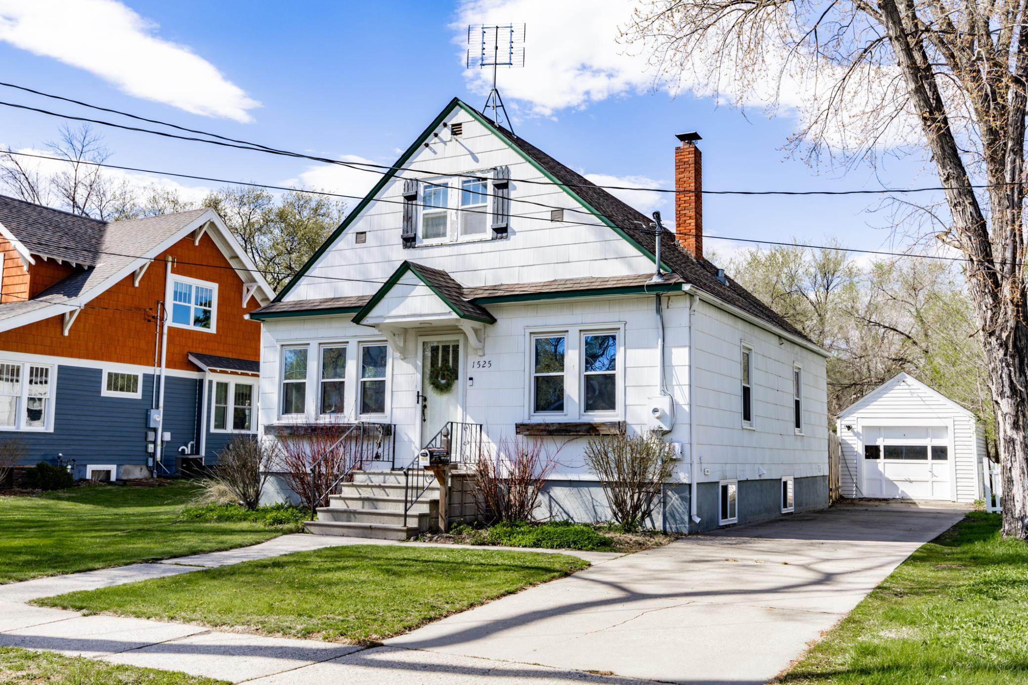 1937 single family home for sale at 1525 4th Avenue S in Fargo, ND — 4 bed, 2 bath (photo 2 of 53)
