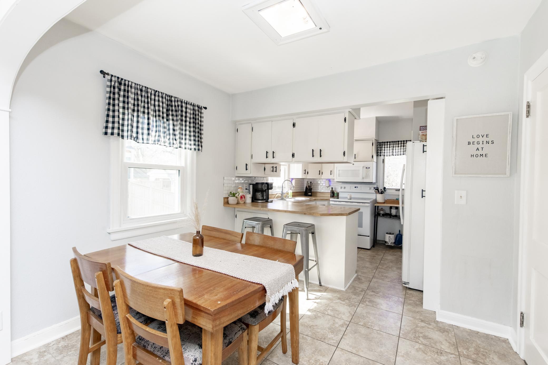 1937 single family home for sale at 1525 4th Avenue S in Fargo, ND — 4 bed, 2 bath (photo 11 of 53)