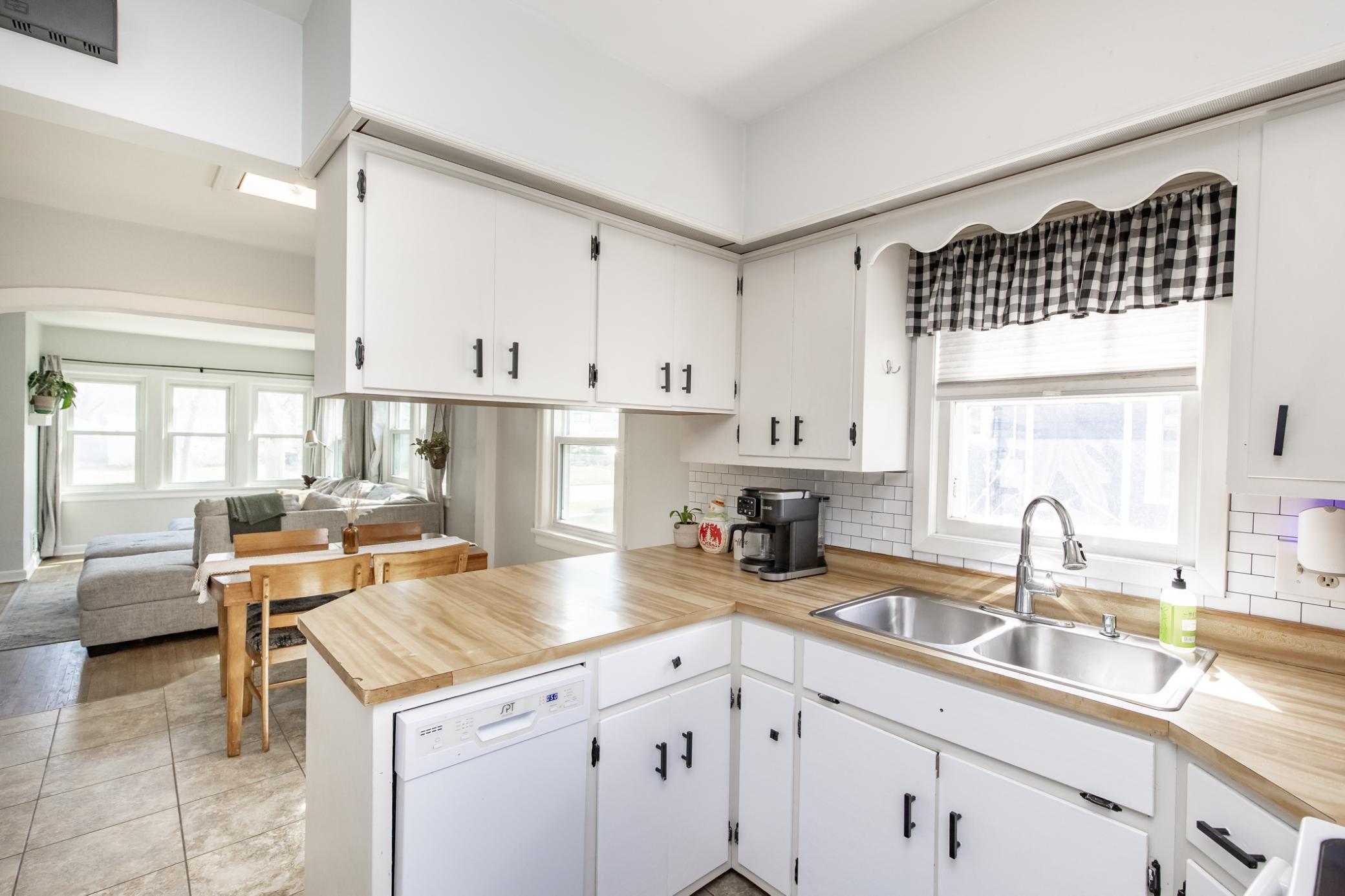 1937 single family home for sale at 1525 4th Avenue S in Fargo, ND — 4 bed, 2 bath (photo 16 of 53)