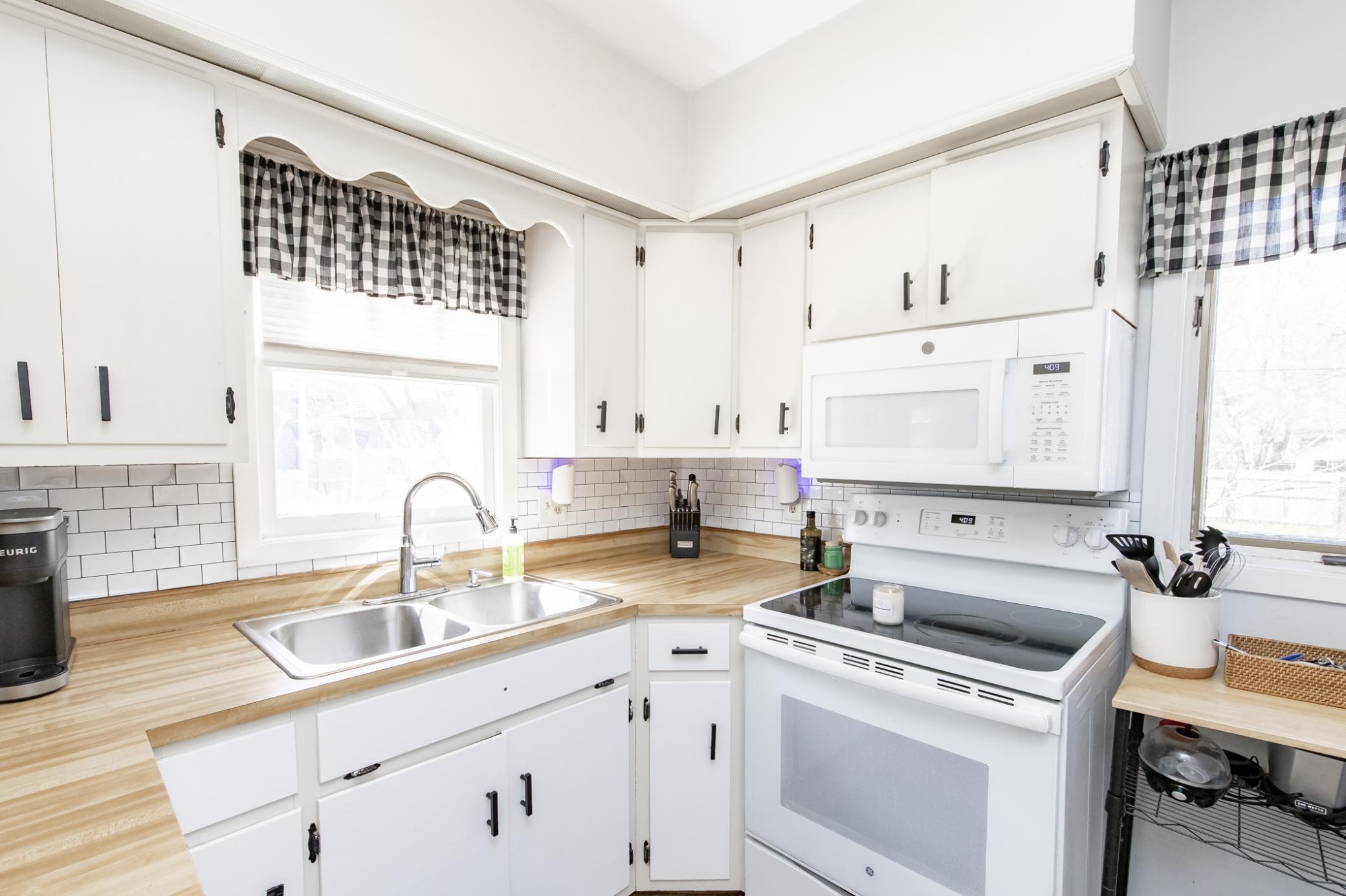 1937 single family home for sale at 1525 4th Avenue S in Fargo, ND — 4 bed, 2 bath (photo 18 of 53)