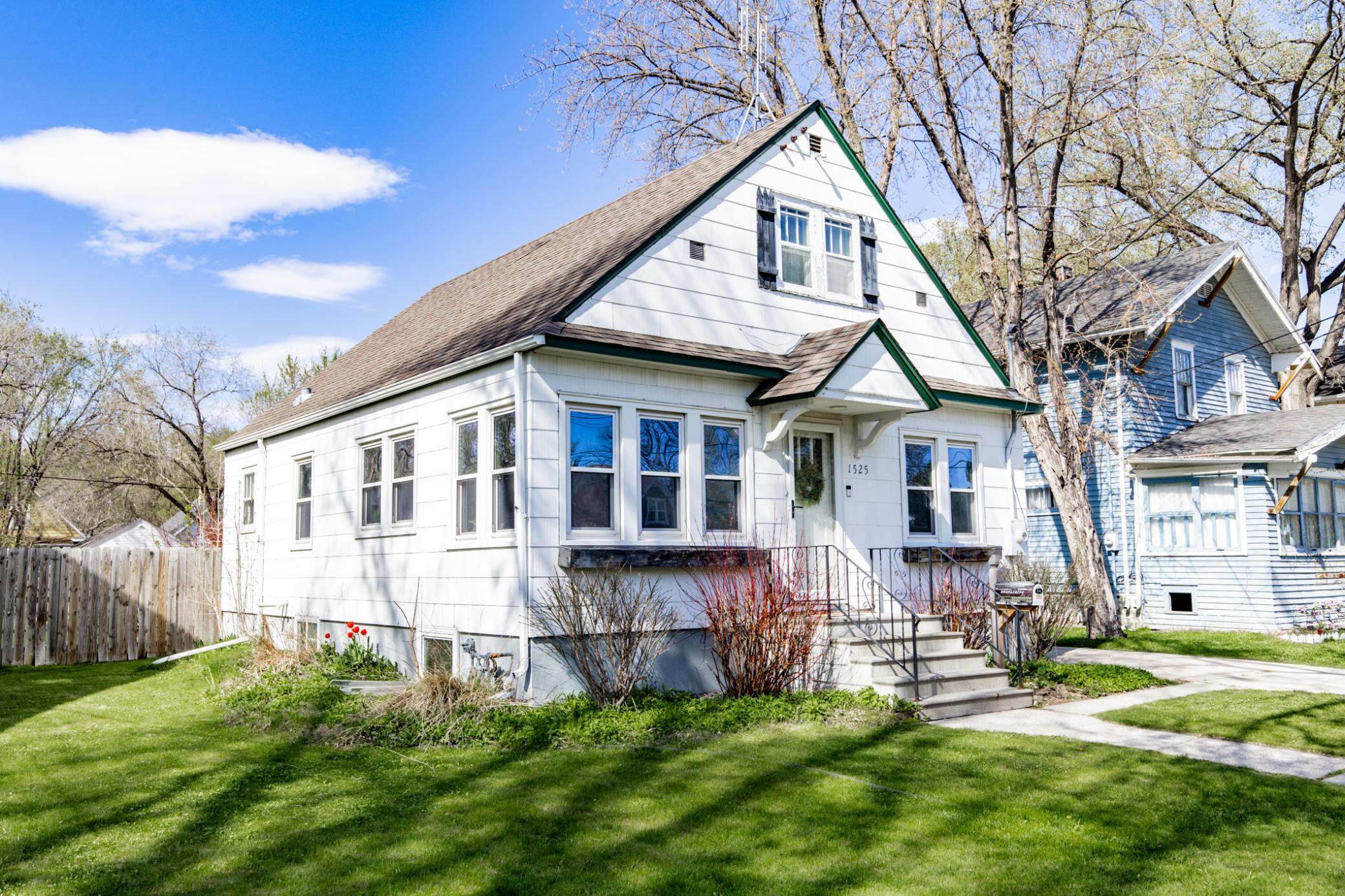 1937 single family home for sale at 1525 4th Avenue S in Fargo, ND — 4 bed, 2 bath (photo 3 of 53)