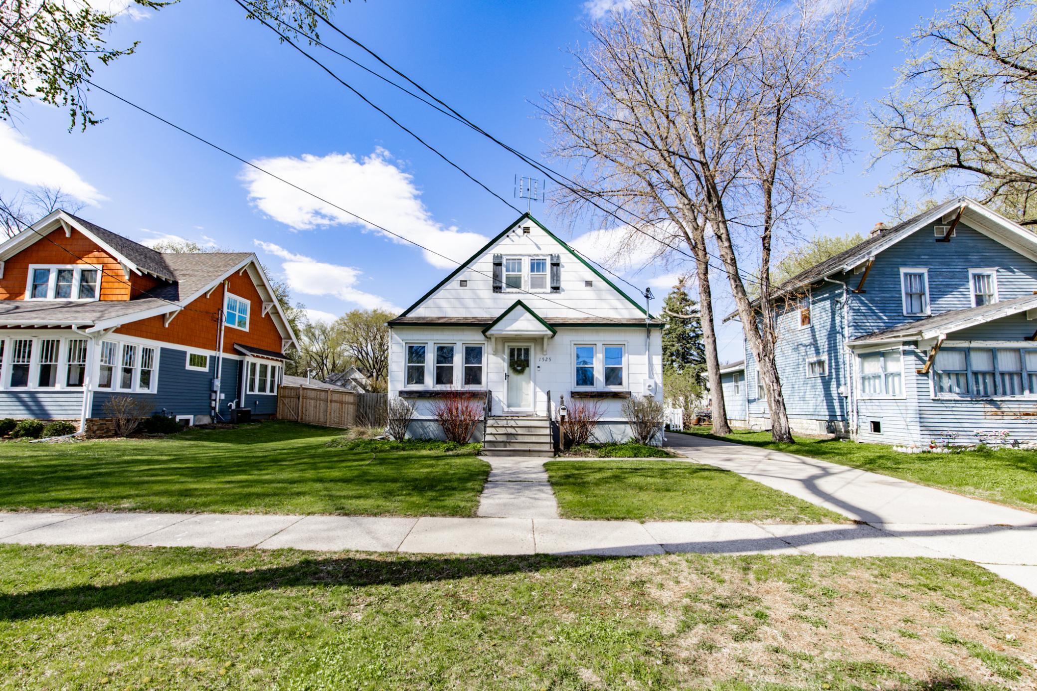 1937 single family home for sale at 1525 4th Avenue S in Fargo, ND — 4 bed, 2 bath (photo 4 of 53)
