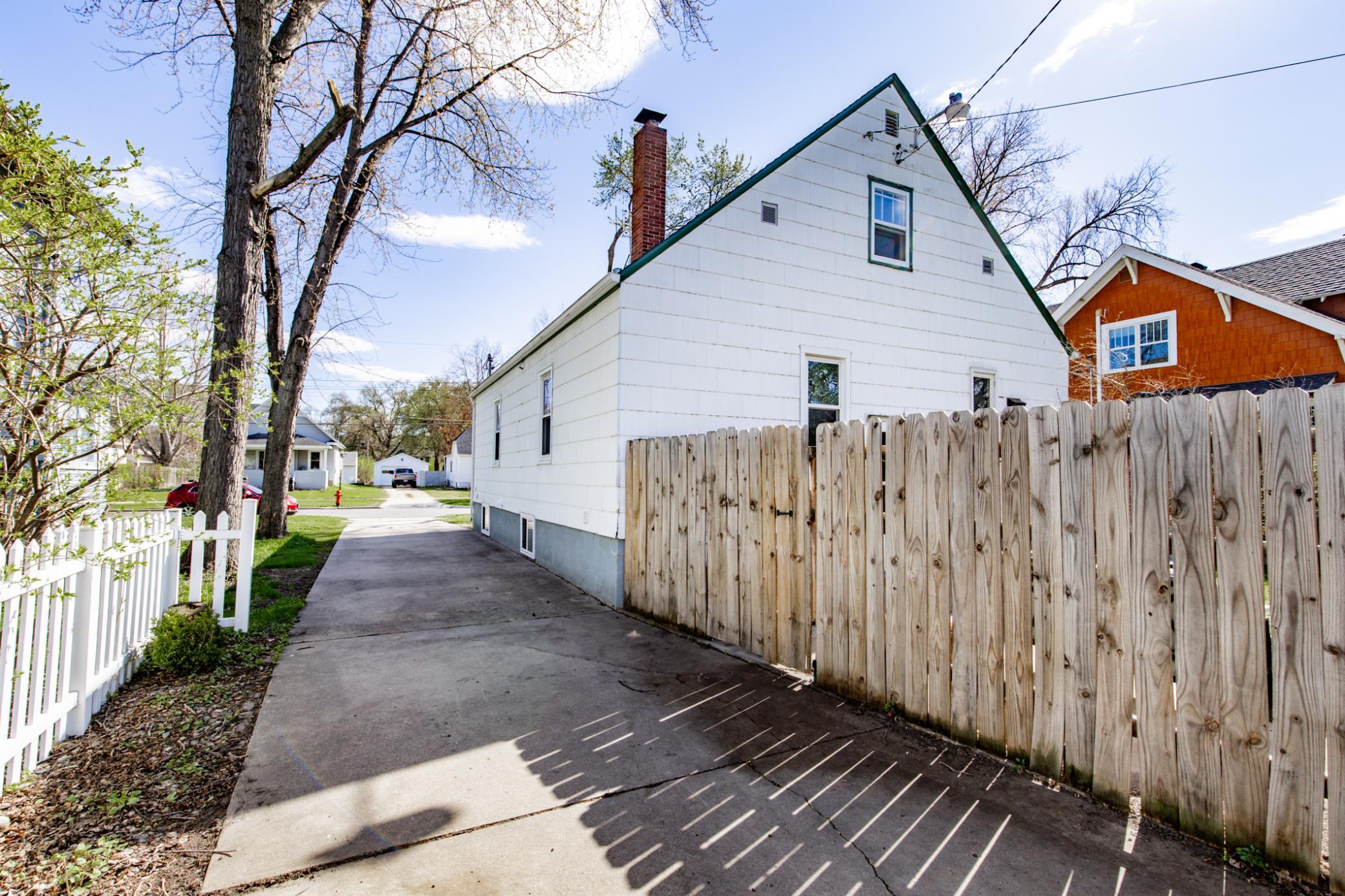 1937 single family home for sale at 1525 4th Avenue S in Fargo, ND — 4 bed, 2 bath (photo 45 of 53)