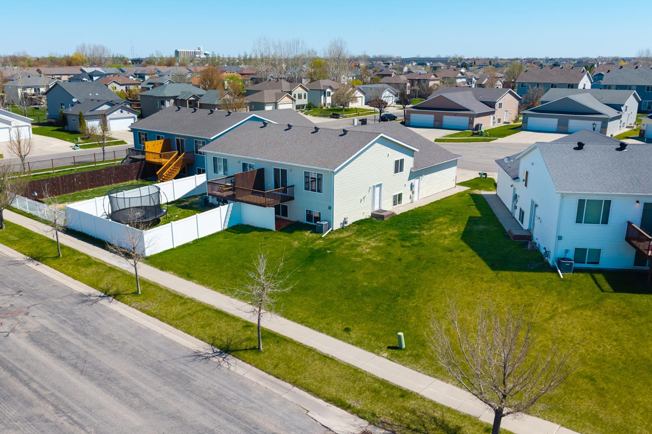 2006 twin home for sale at 1113 39th Avenue S in Moorhead, MN — 3 bed, 2 bath (photo 2 of 38)