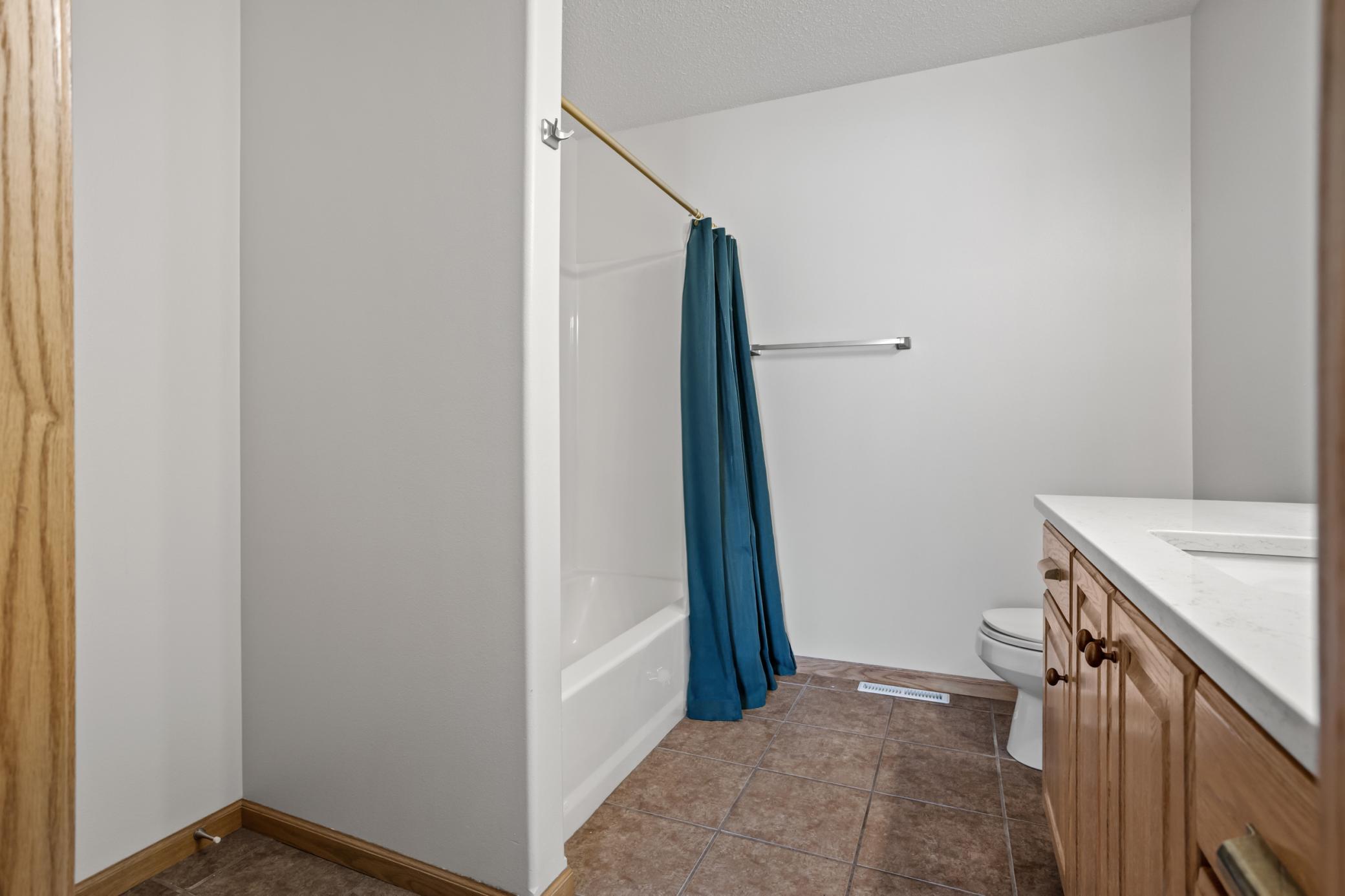 2006 twin home for sale at 1113 39th Avenue S in Moorhead, MN — 3 bed, 2 bath (photo 17 of 38)