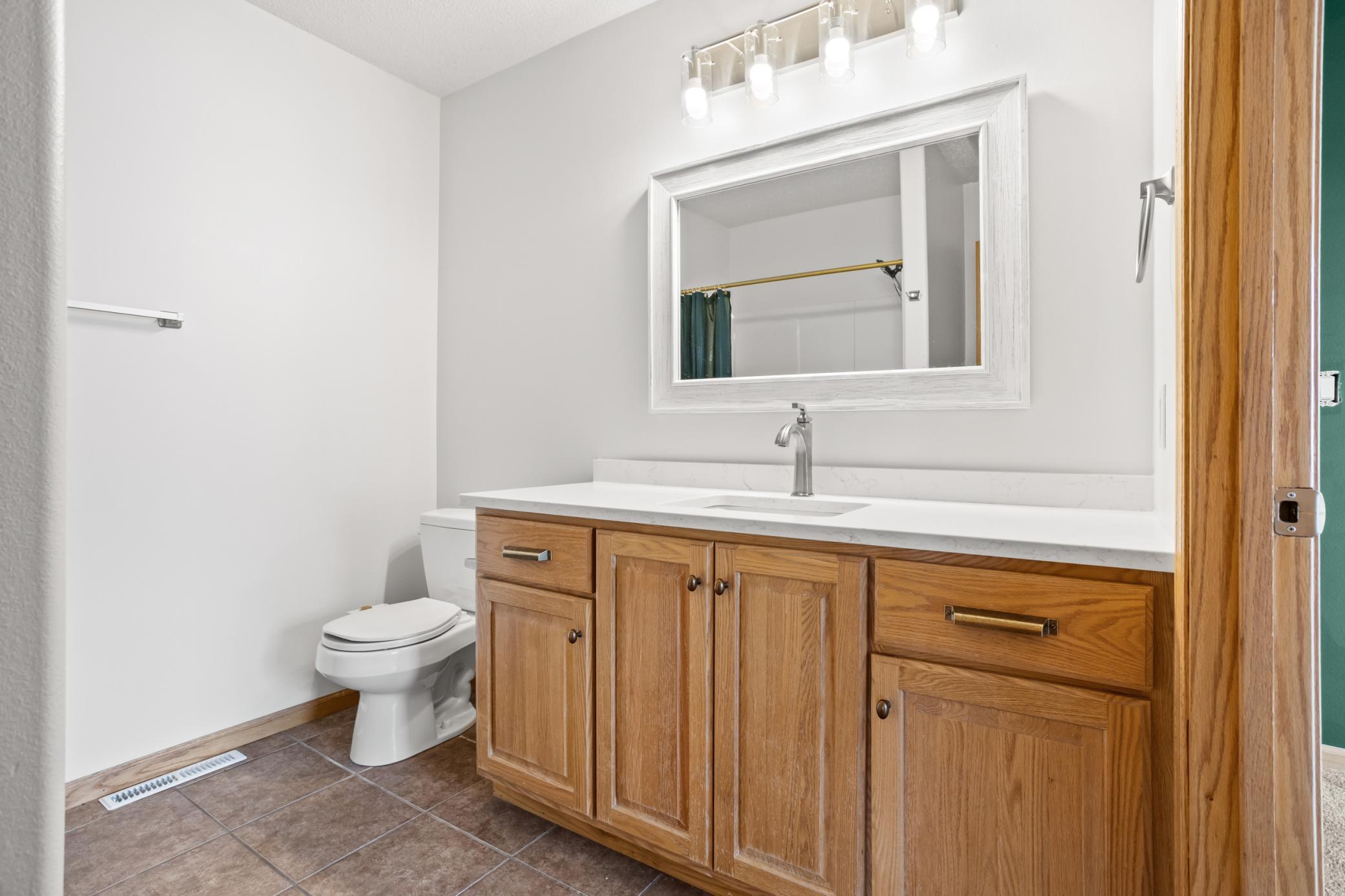 2006 twin home for sale at 1113 39th Avenue S in Moorhead, MN — 3 bed, 2 bath (photo 18 of 38)